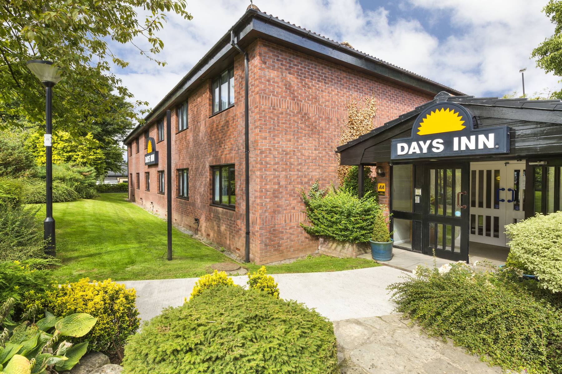 Exterior of Days Inn Bristol M5 hotel in Bristol, Other than US/Canada Exterior of Days Inn Bristol M5 hotel in Bristol, Other than US/Canada