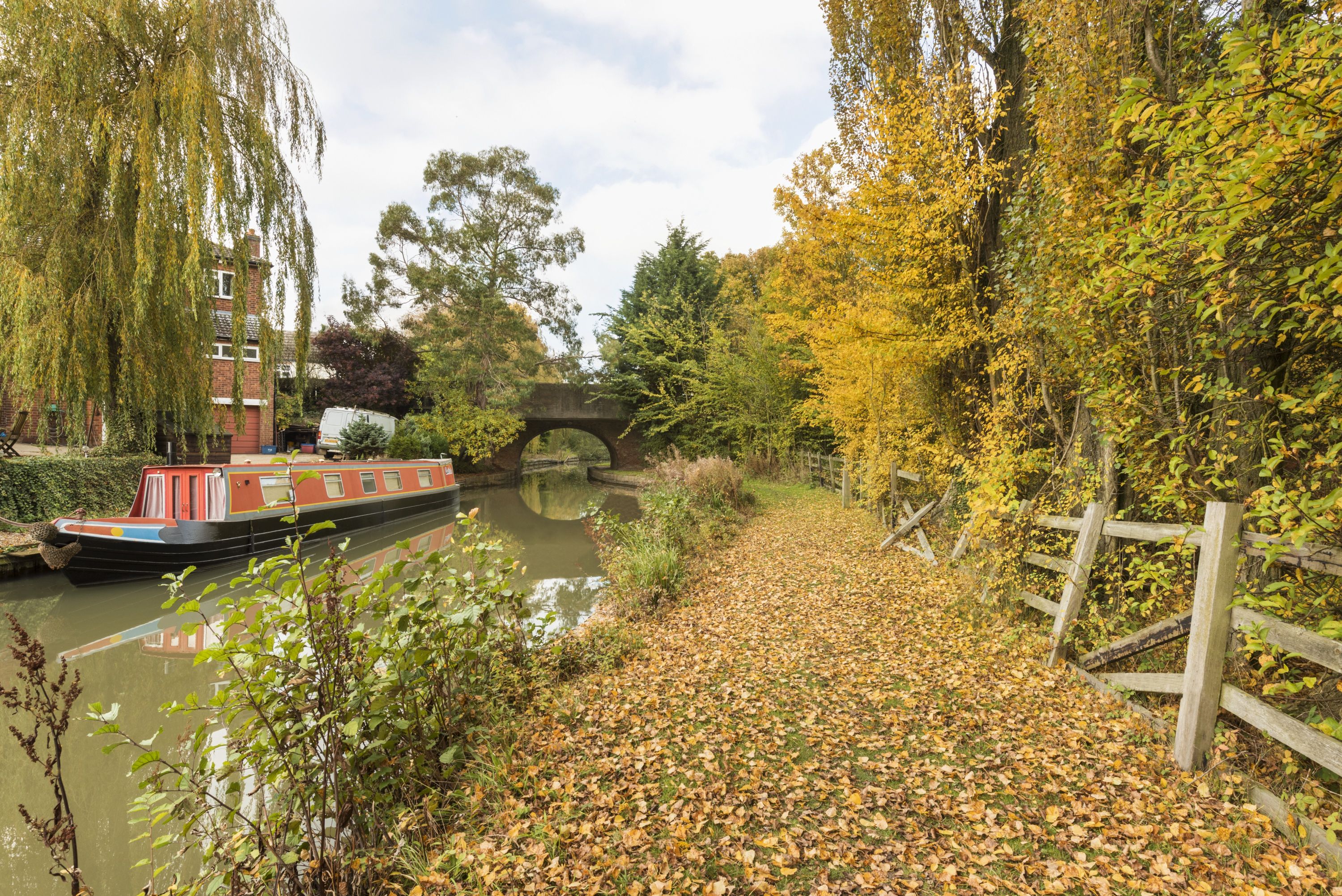 Exterior of Days Inn by Wyndham Watford Gap hotel in Northampton, Other than US/Canada