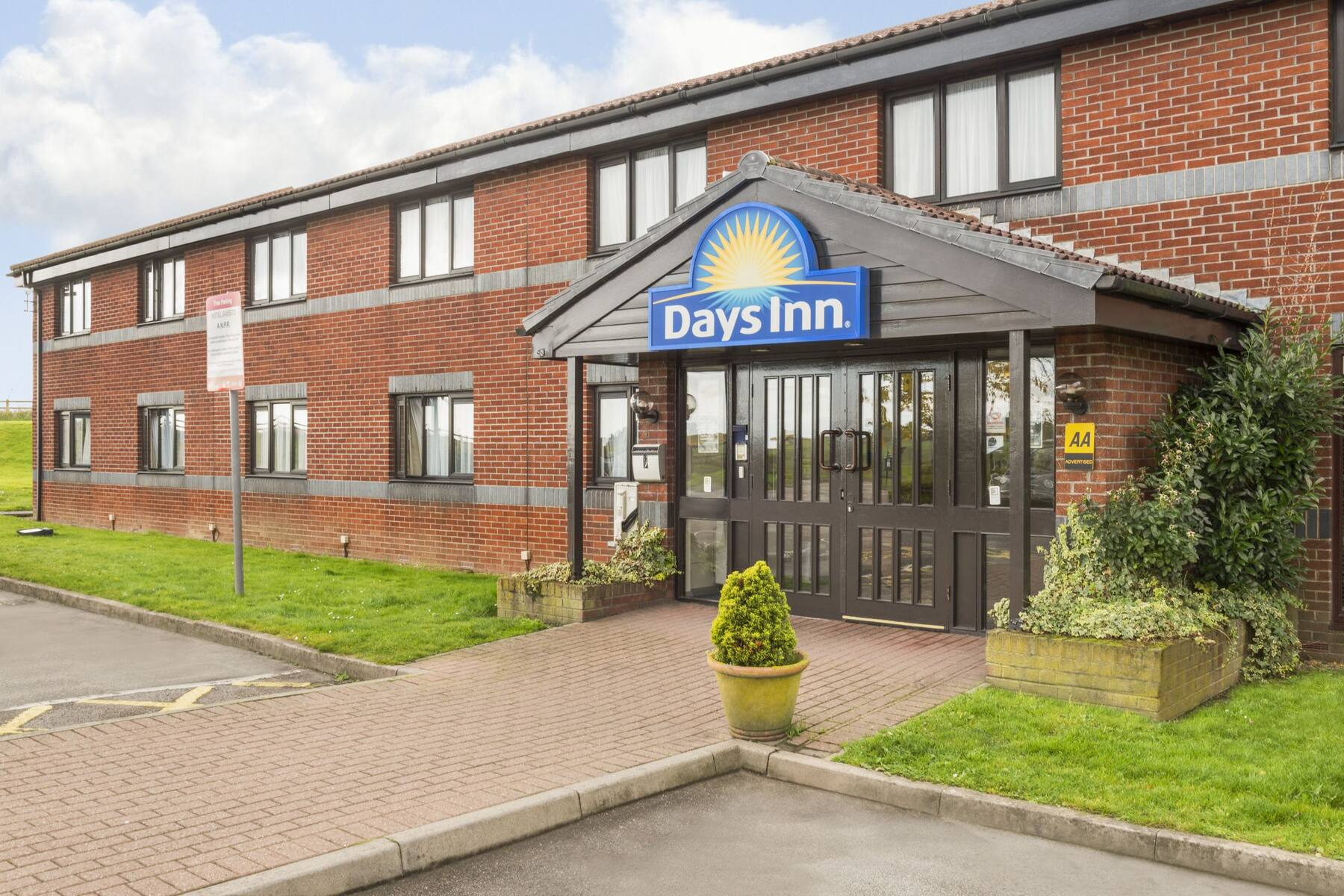 Exterior of Days Inn Sheffield M1 hotel in Sheffield, Other than US/Canada Exterior of Days Inn Sheffield M1 hotel in Sheffield, Other than US/Canada