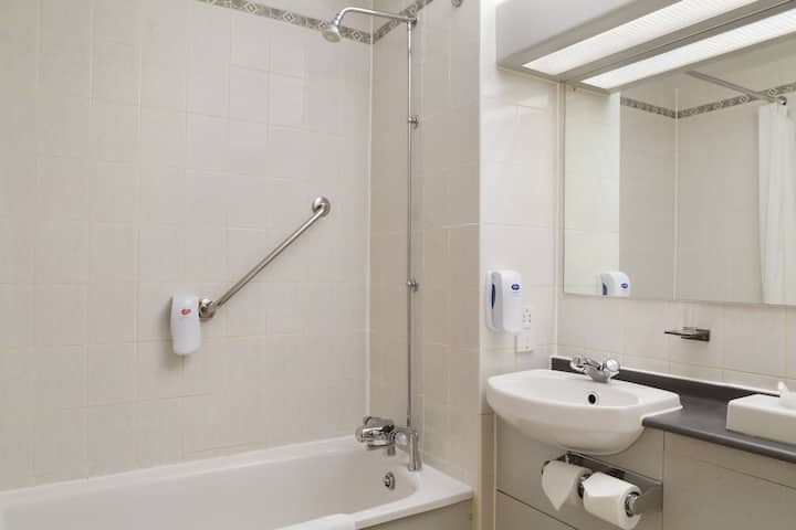 Days Inn by Wyndham Taunton | Taunton, GB Hotels