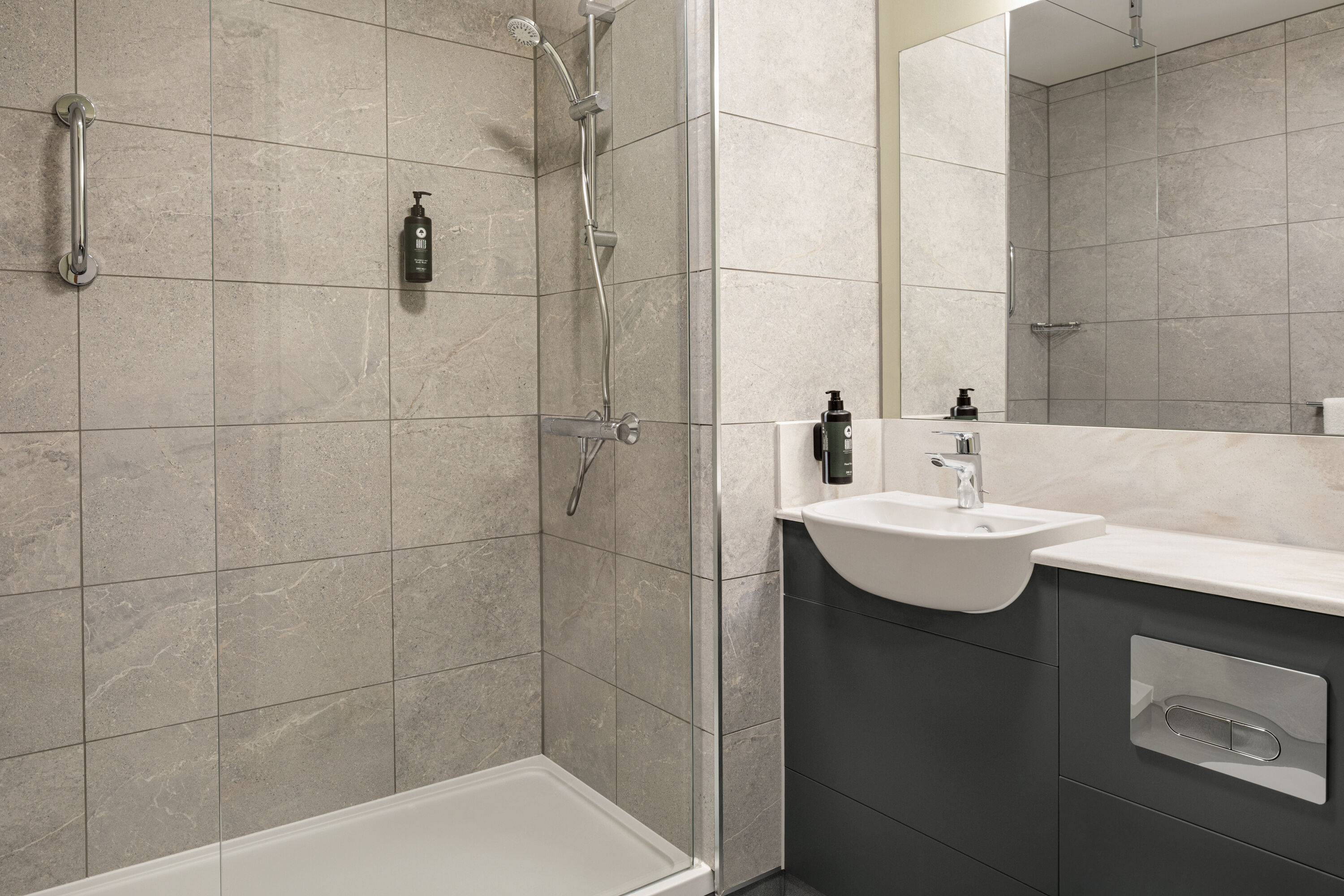 Guest room bath at the Days Inn by Wyndham Chesterfield Tibshelf in Tibshelf, Other than US/Canada