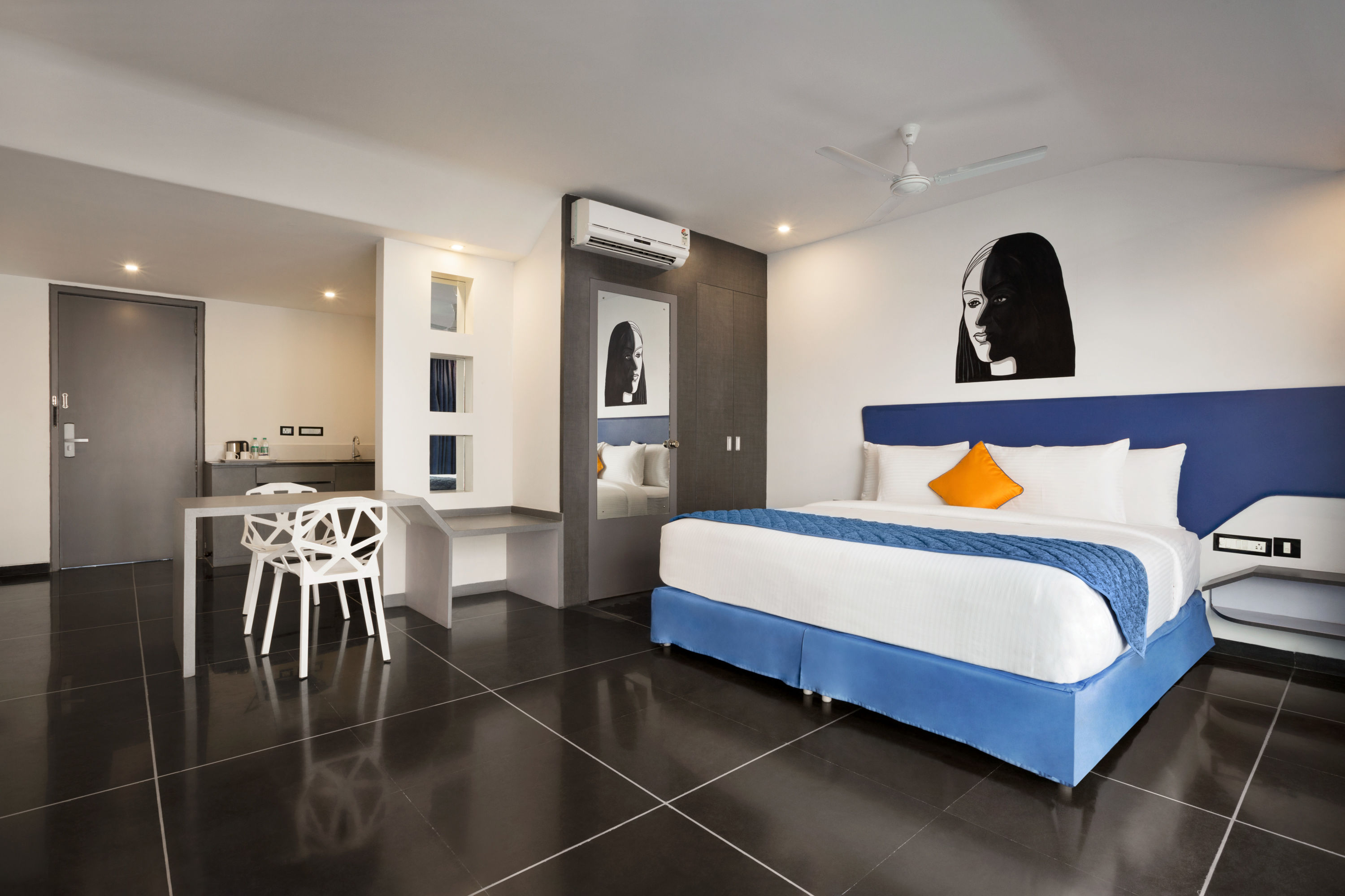 King bed guest room at the Days Inn & Suites by Wyndham Bengaluru Whitefield in Bangalore, Other than US/Canada