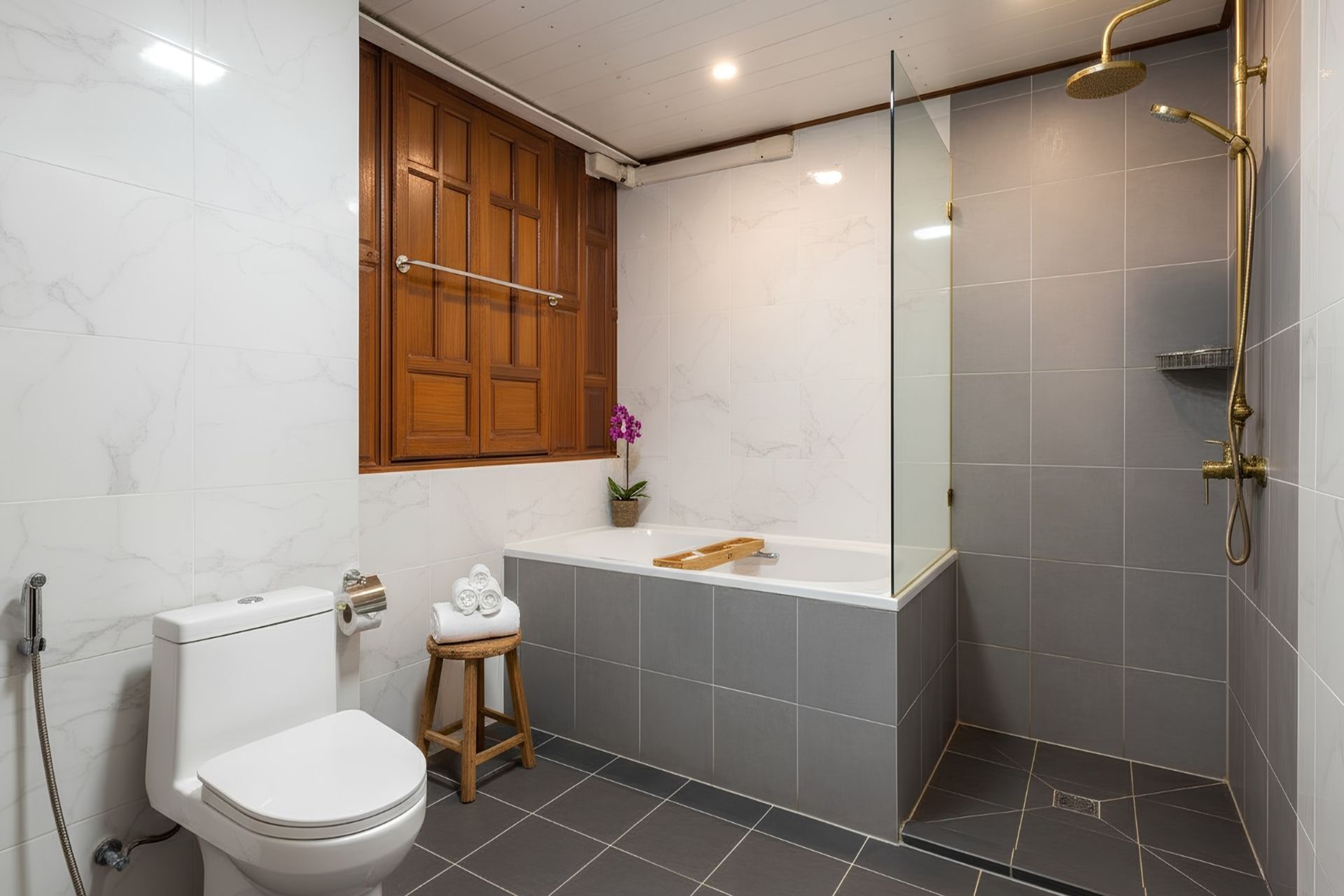Guest room bath at the Days Hotel by Wyndham Rayong Banchang in Ban Chang, Other than US/Canada