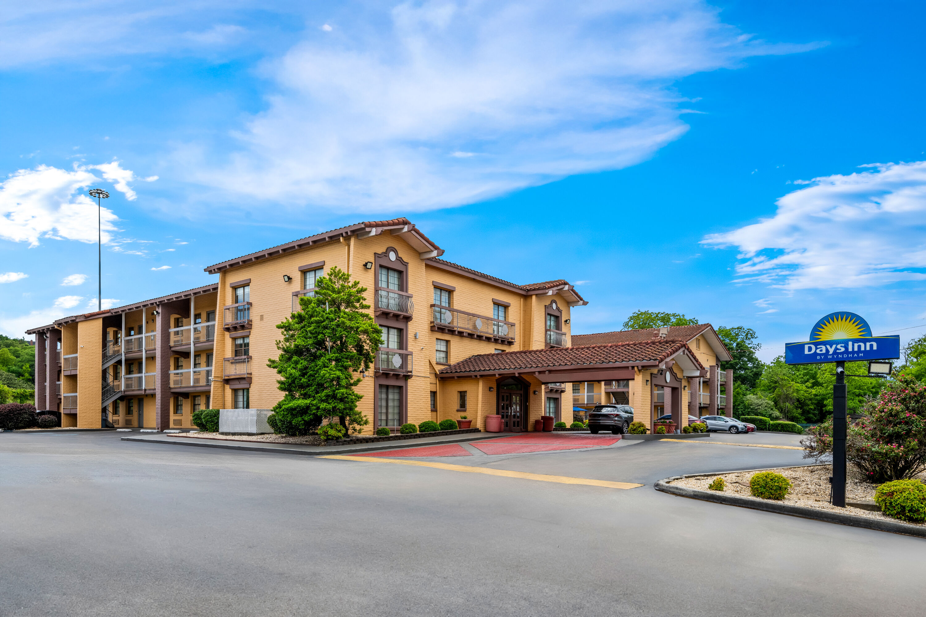 Exterior Day Image of Days Inn by Wyndham Birmingham/West hotel in Birmingham, Alabama