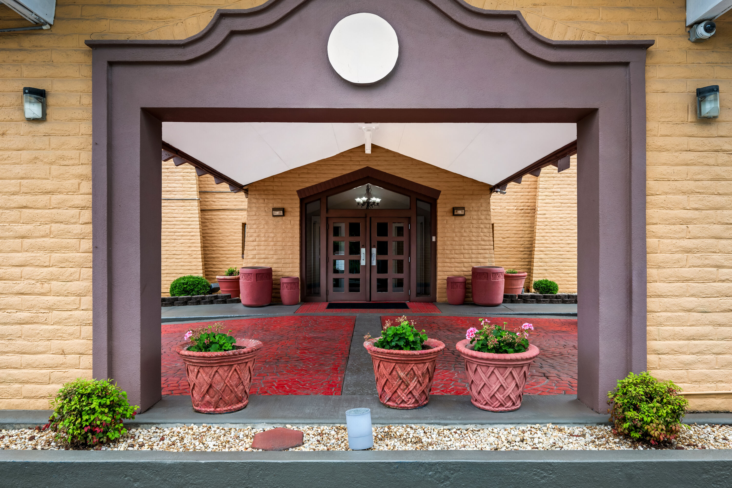 Exterior Day Image of Days Inn by Wyndham Birmingham/West hotel in Birmingham, Alabama