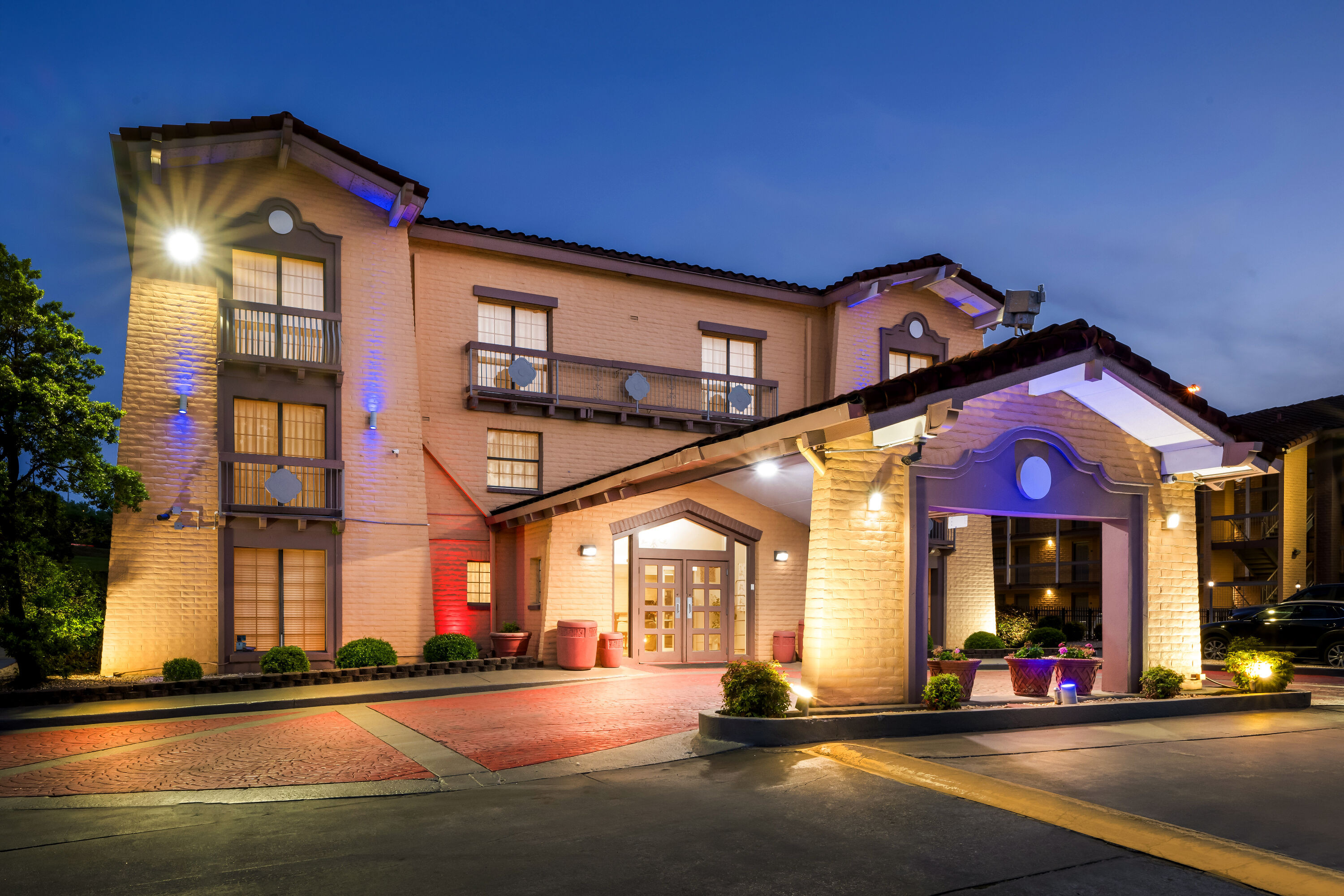 Exterior Night Image of Days Inn by Wyndham Birmingham/West hotel in Birmingham, Alabama