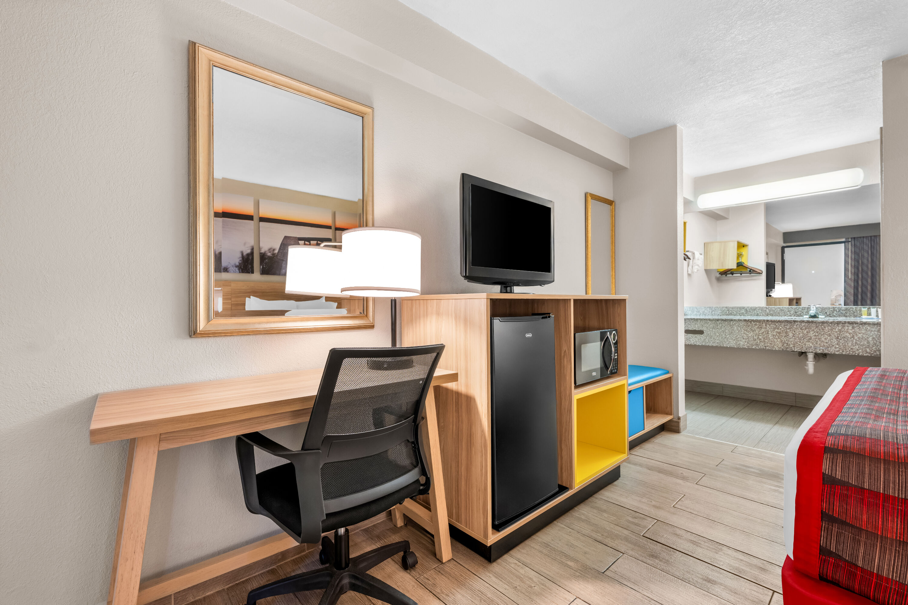 Queen bed guest room at the Days Inn by Wyndham Hoover Birmingham in Birmingham, Alabama