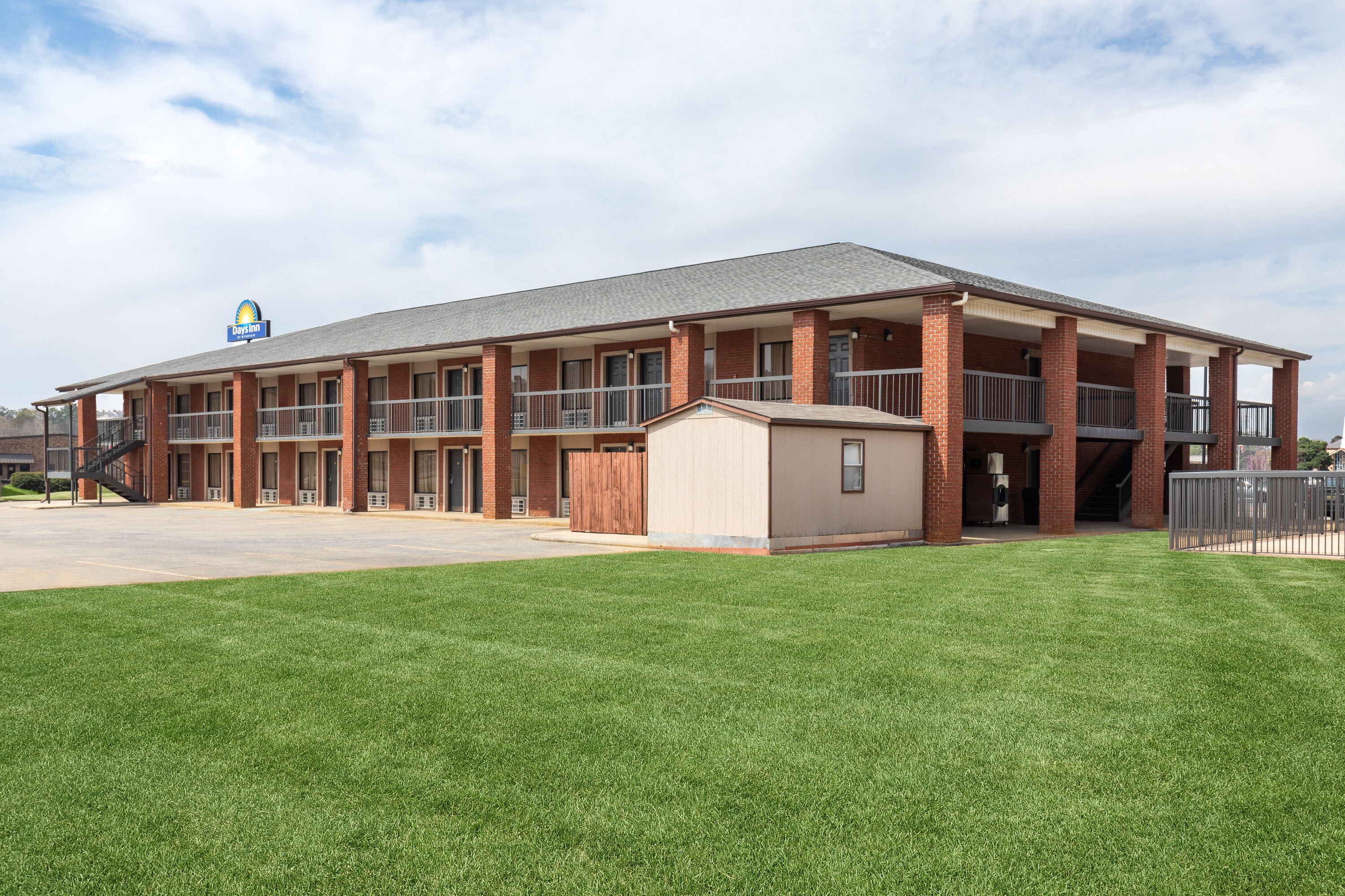 Exterior Day Image of Days Inn by Wyndham Childersburg/Sylacauga hotel in Childersburg, Alabama