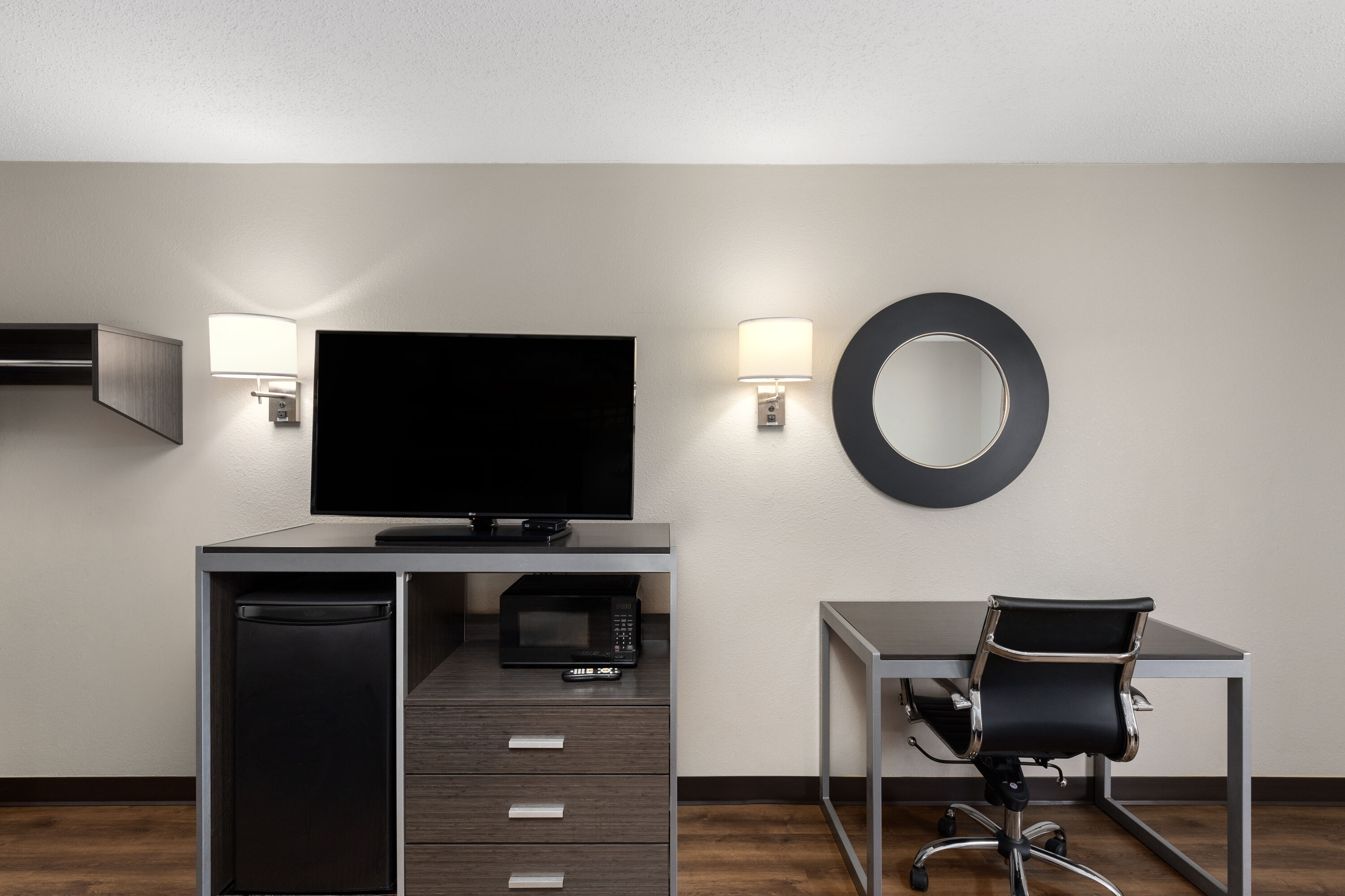 Guest room at the Days Inn by Wyndham Childersburg/Sylacauga in Childersburg, Alabama