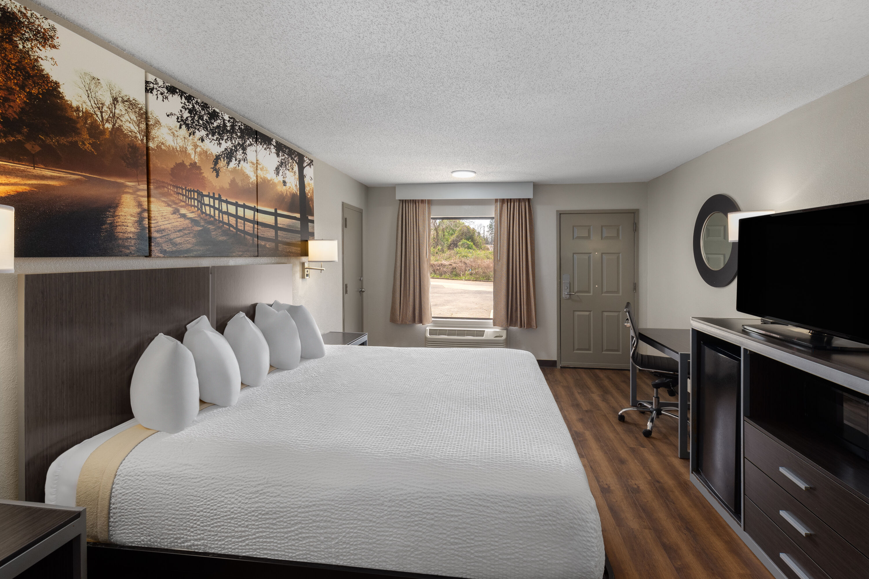 Guest room at the Days Inn by Wyndham Childersburg/Sylacauga in Childersburg, Alabama