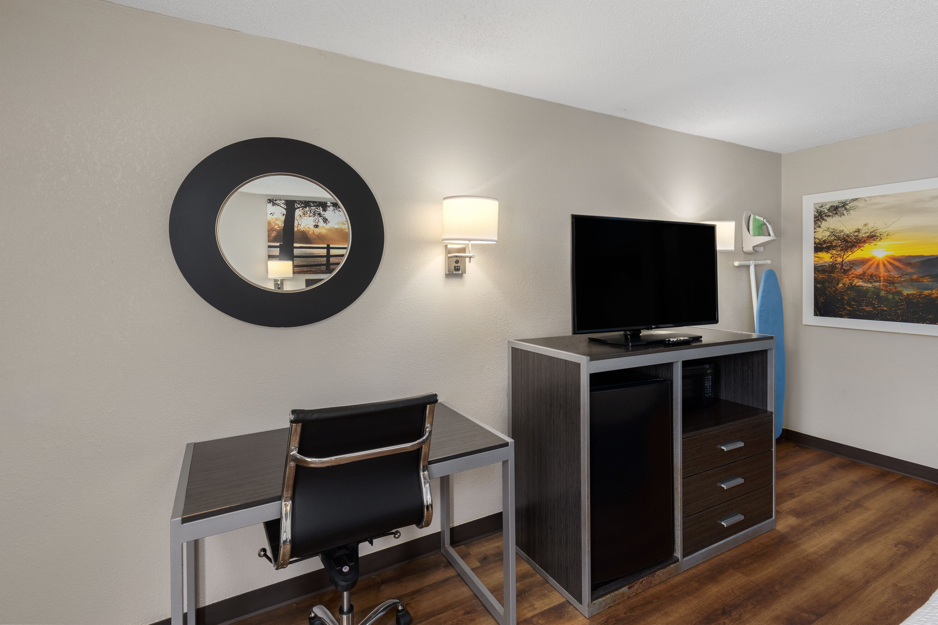 Guest room at the Days Inn by Wyndham Childersburg/Sylacauga in Childersburg, Alabama