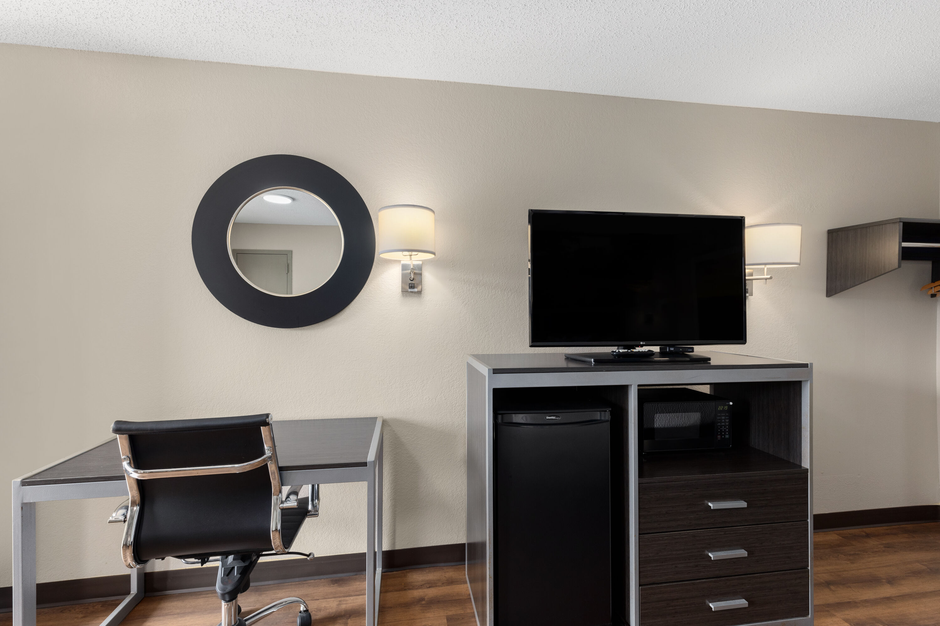 Guest room at the Days Inn by Wyndham Childersburg/Sylacauga in Childersburg, Alabama