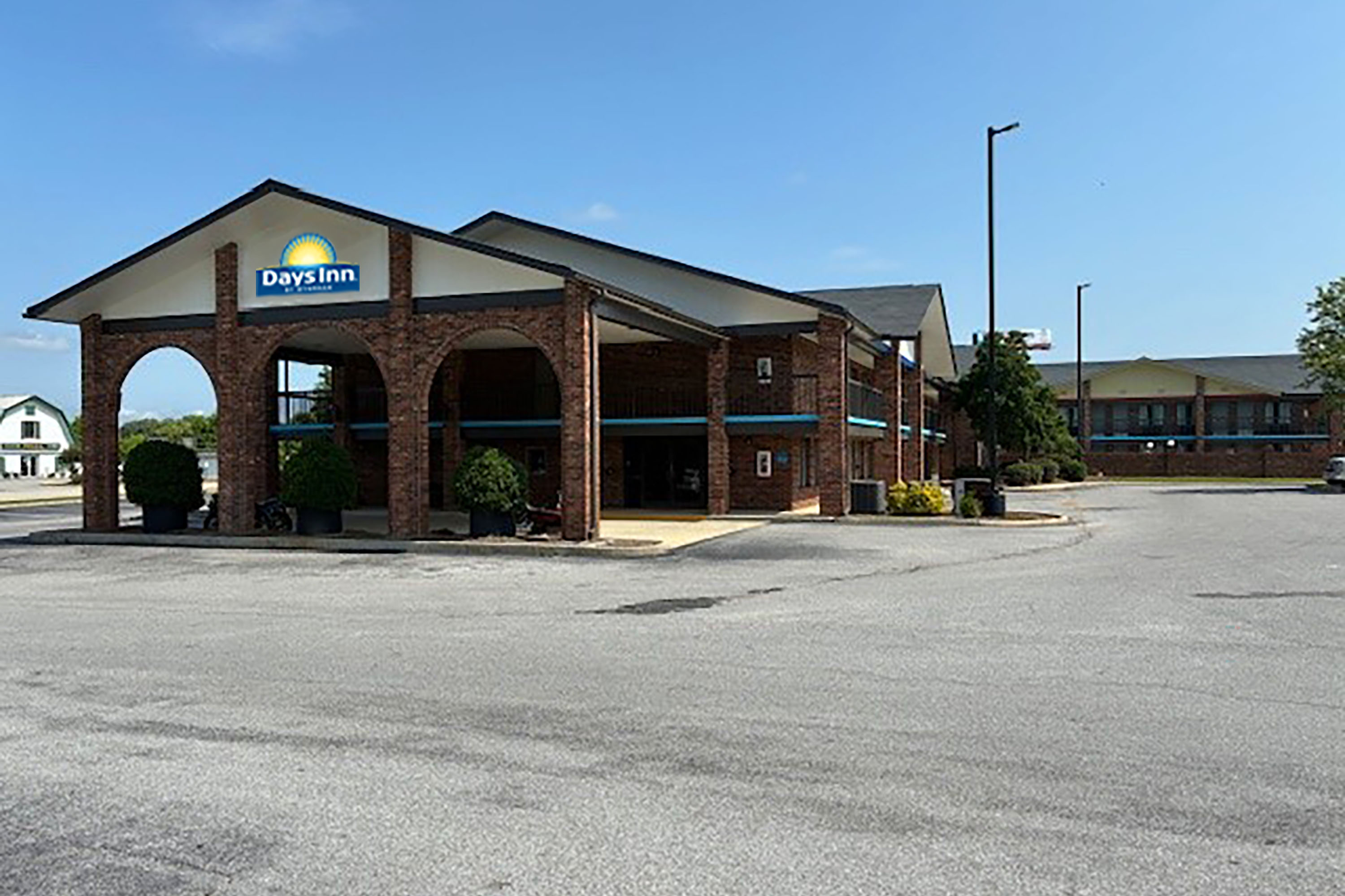 Exterior of Days Inn by Wyndham Clanton AL hotel in Clanton, Alabama