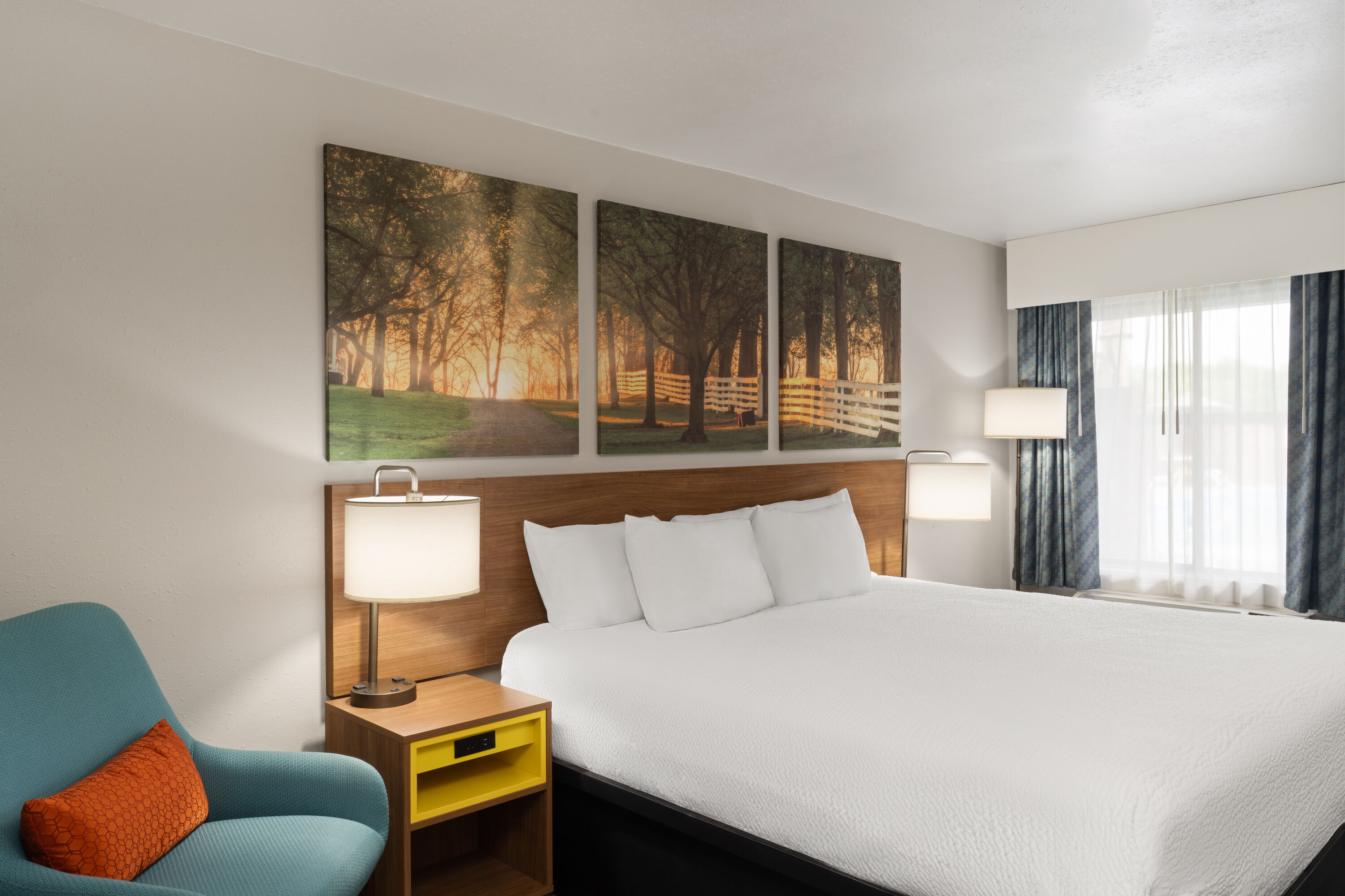 Guest room at the Days Inn by Wyndham Clanton AL in Clanton, Alabama