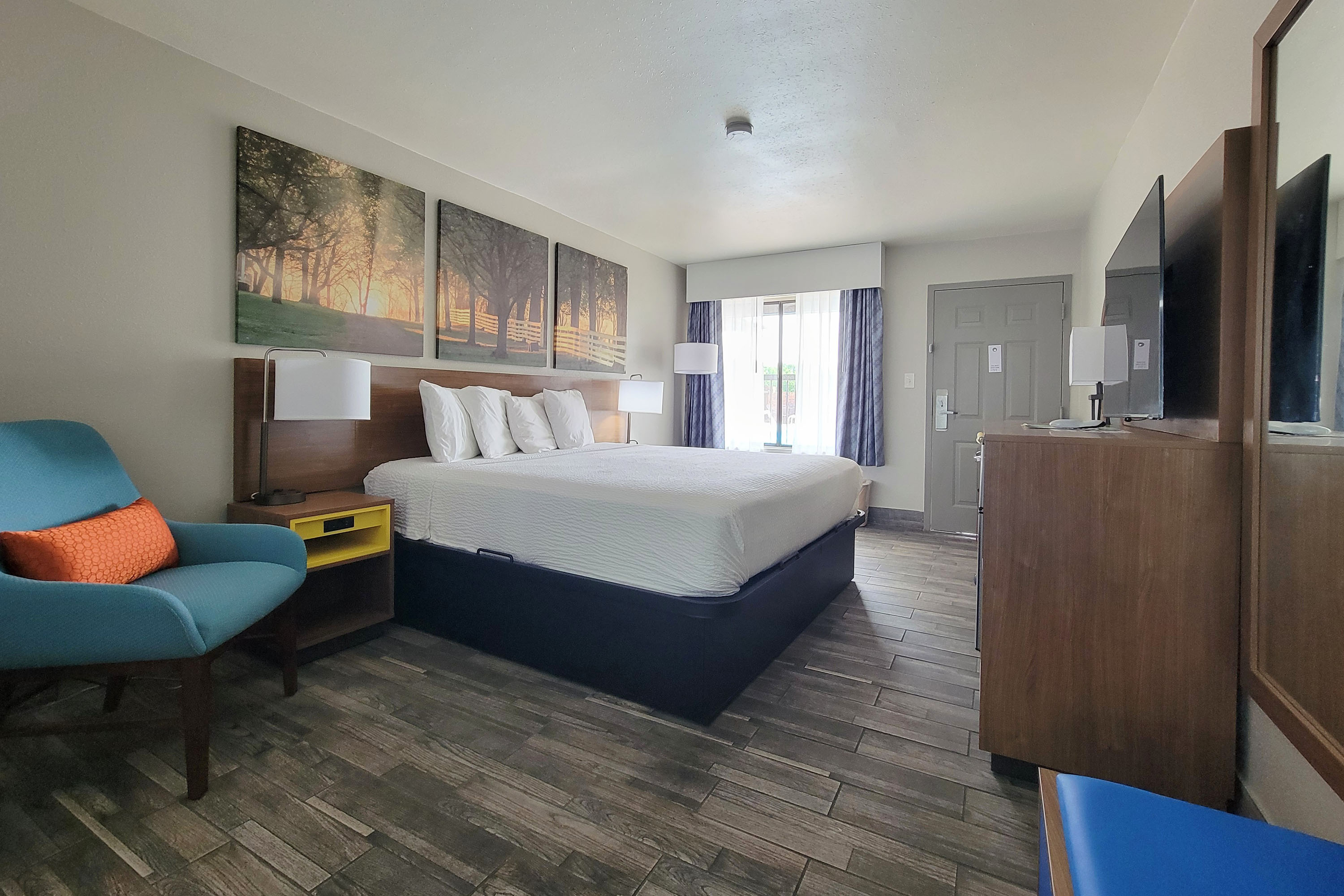 Guest room at the Days Inn by Wyndham Clanton AL in Clanton, Alabama