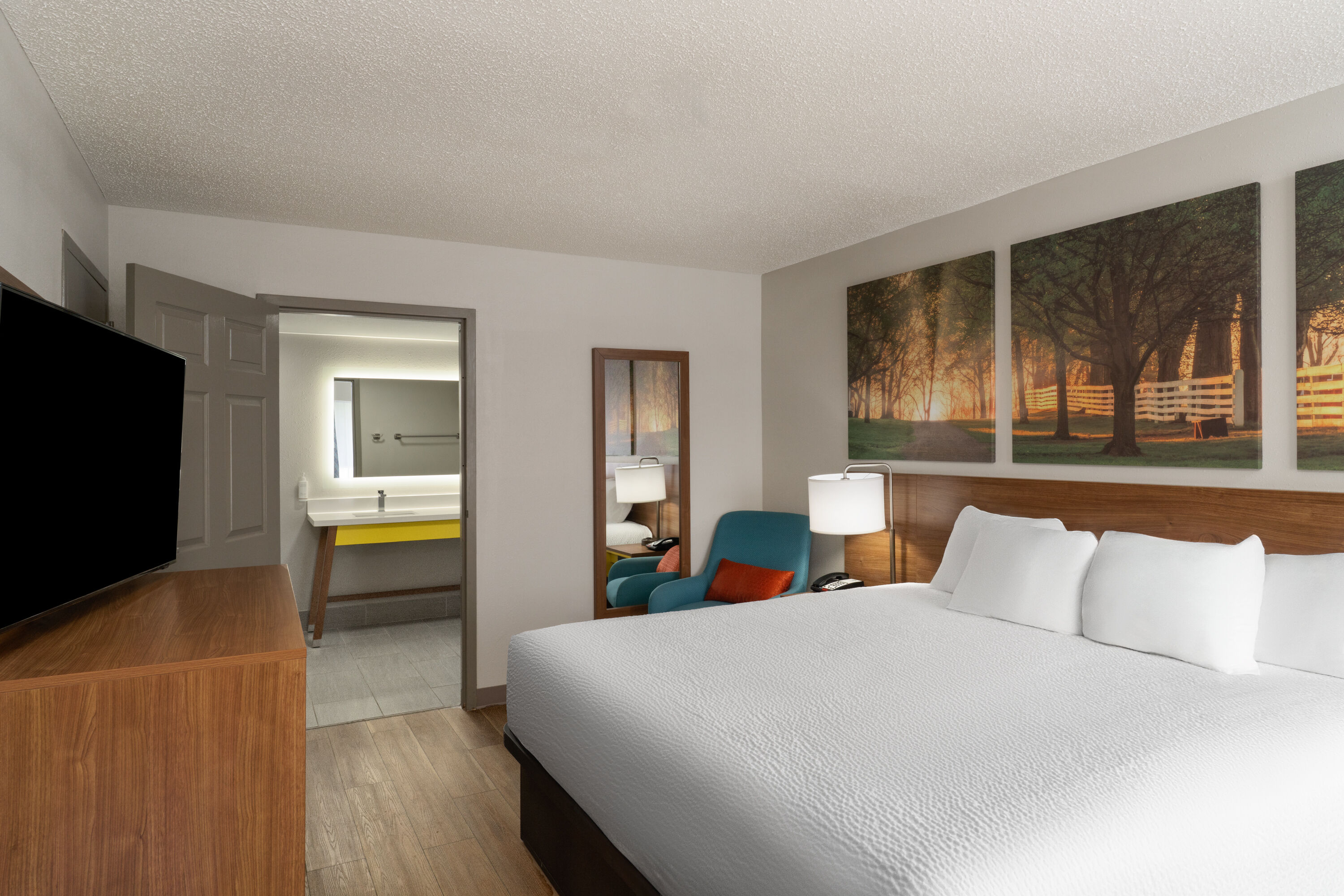 Guest room at the Days Inn by Wyndham Clanton AL in Clanton, Alabama