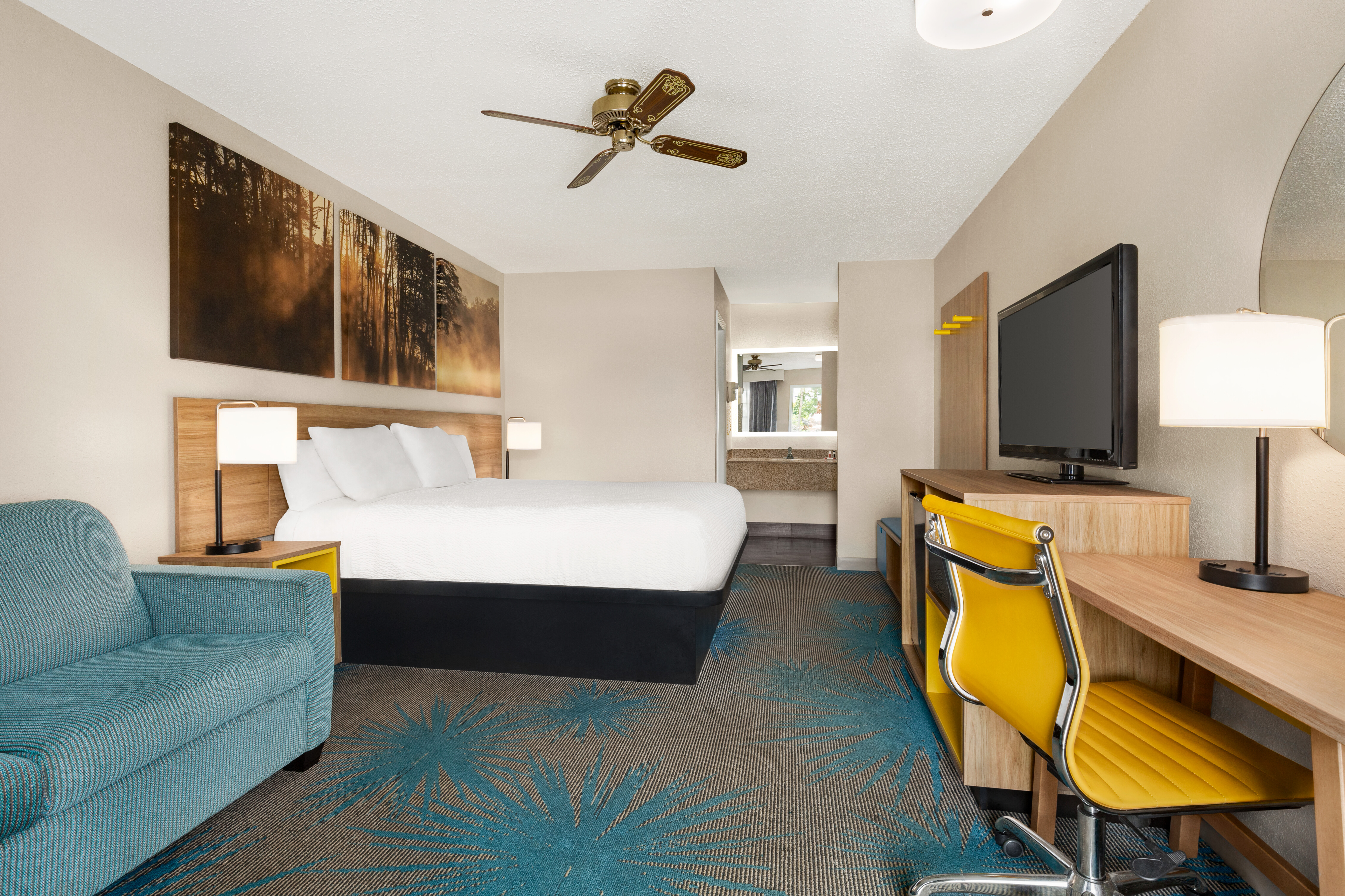 Guest room at the Days Inn by Wyndham Demopolis in Demopolis, Alabama