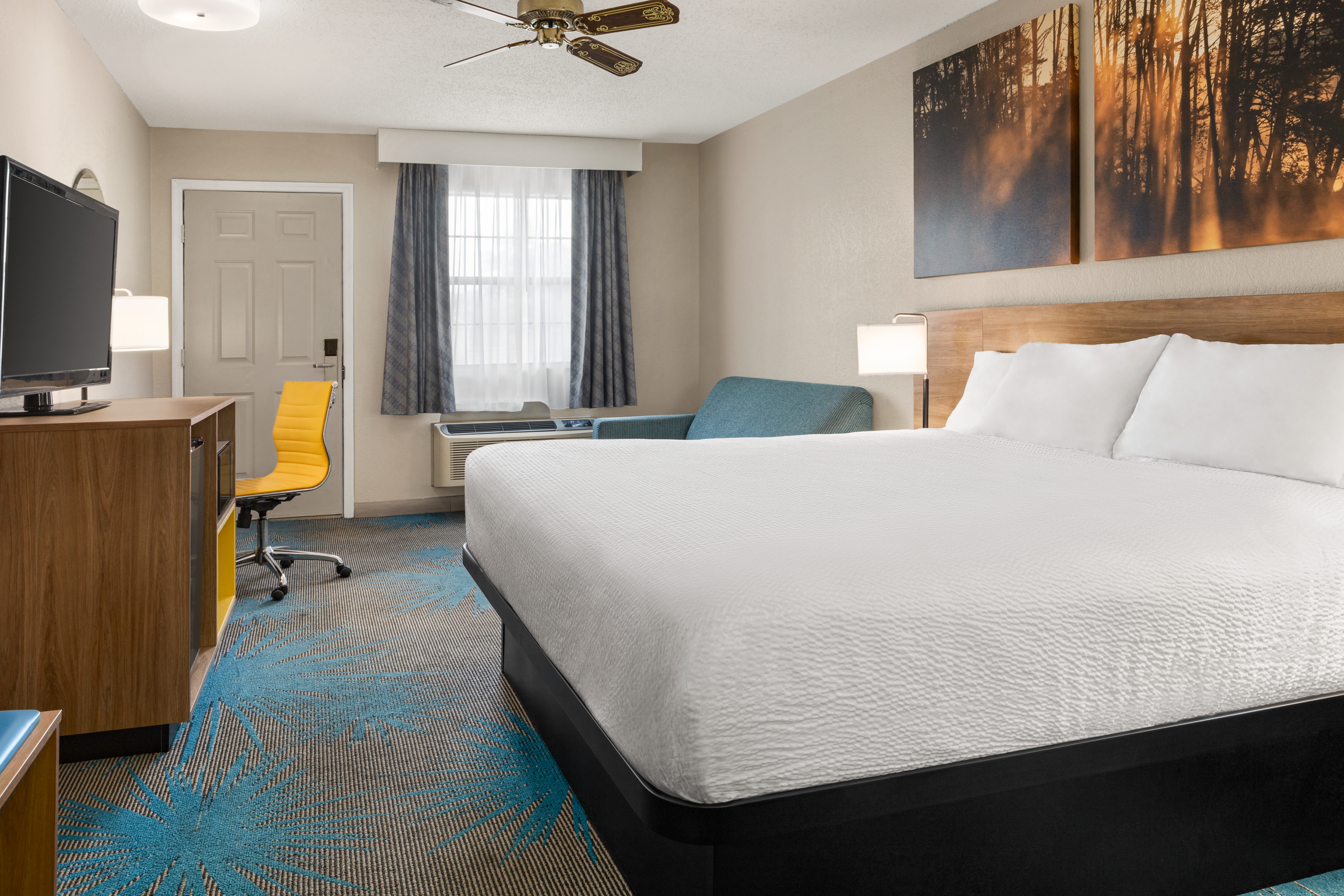 Guest room at the Days Inn by Wyndham Demopolis in Demopolis, Alabama