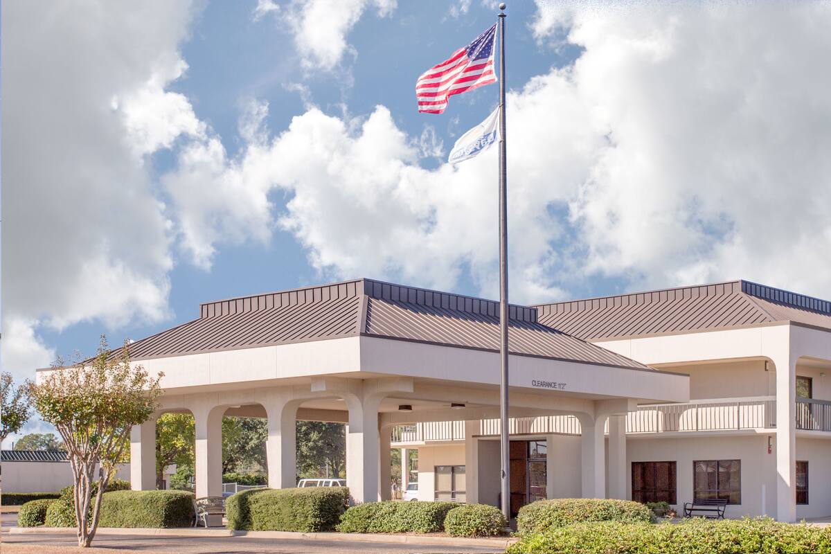 Days Inn By Wyndham Dothan Hotels Al 36301 Exterior Of Days Inn By Wyndham Dothan Hotel In Alabama