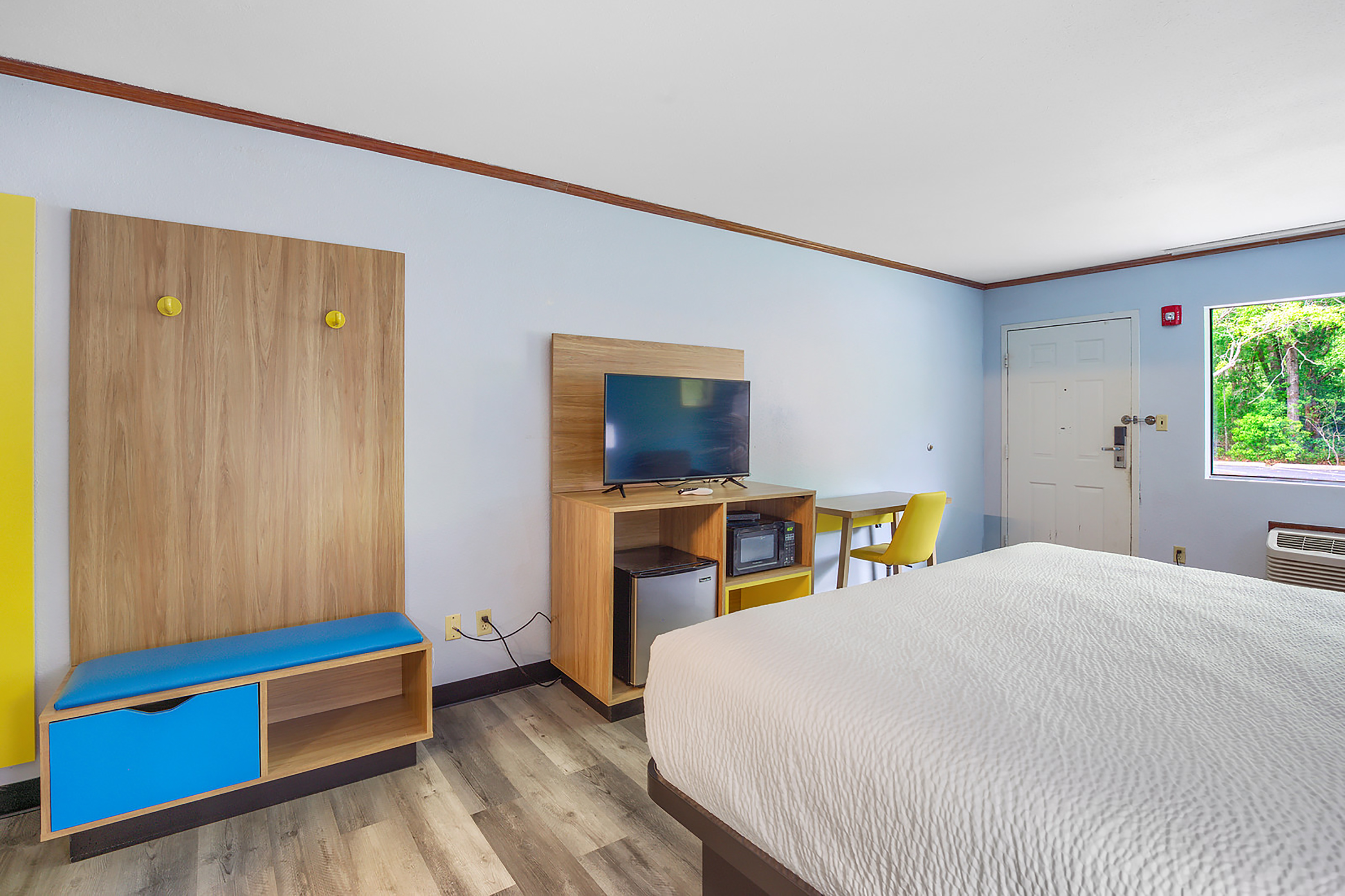 Guest room at the Days Inn by Wyndham Foley in Foley, Alabama