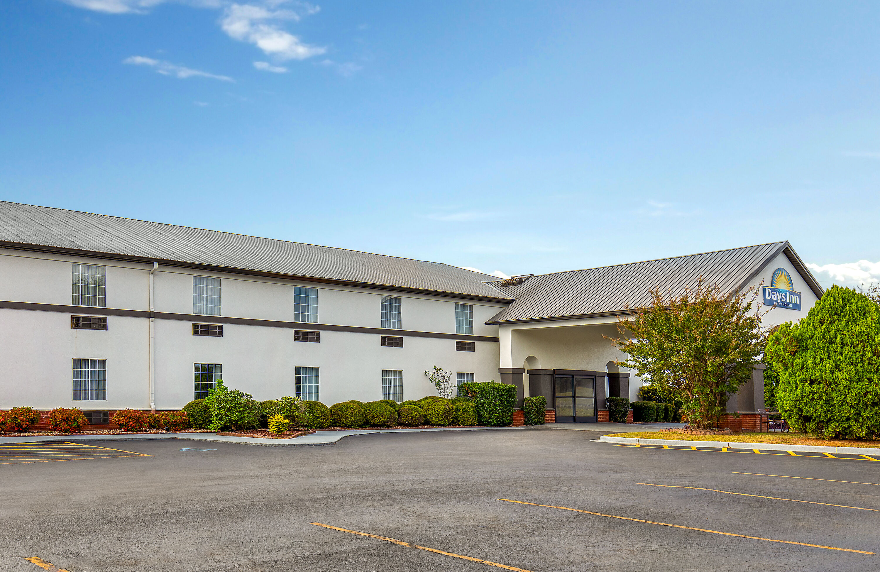 Exterior Day Image of Days Inn by Wyndham Lincoln hotel in Lincoln, Alabama