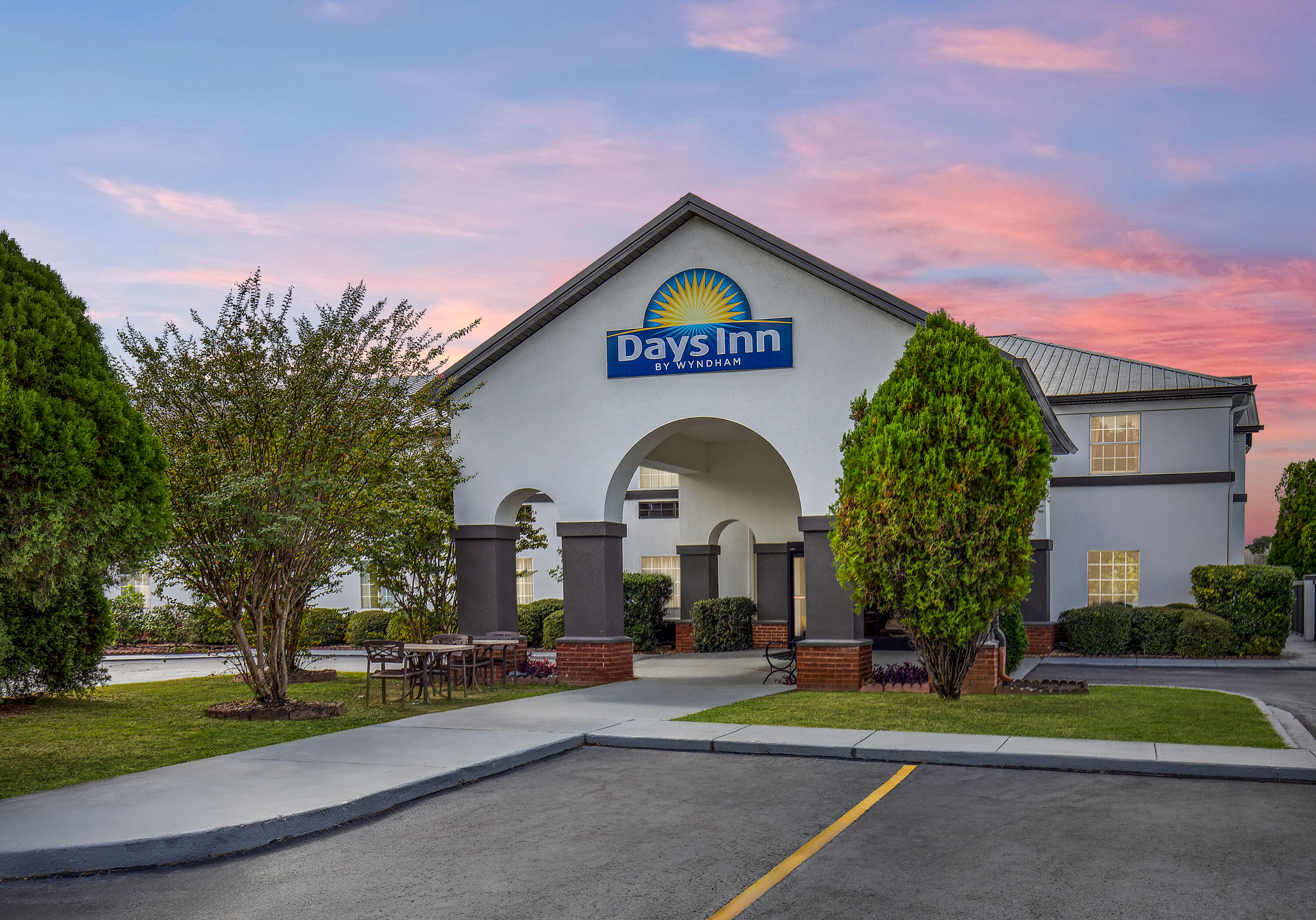 Exterior Dusk Image of Days Inn by Wyndham Lincoln hotel in Lincoln, Alabama