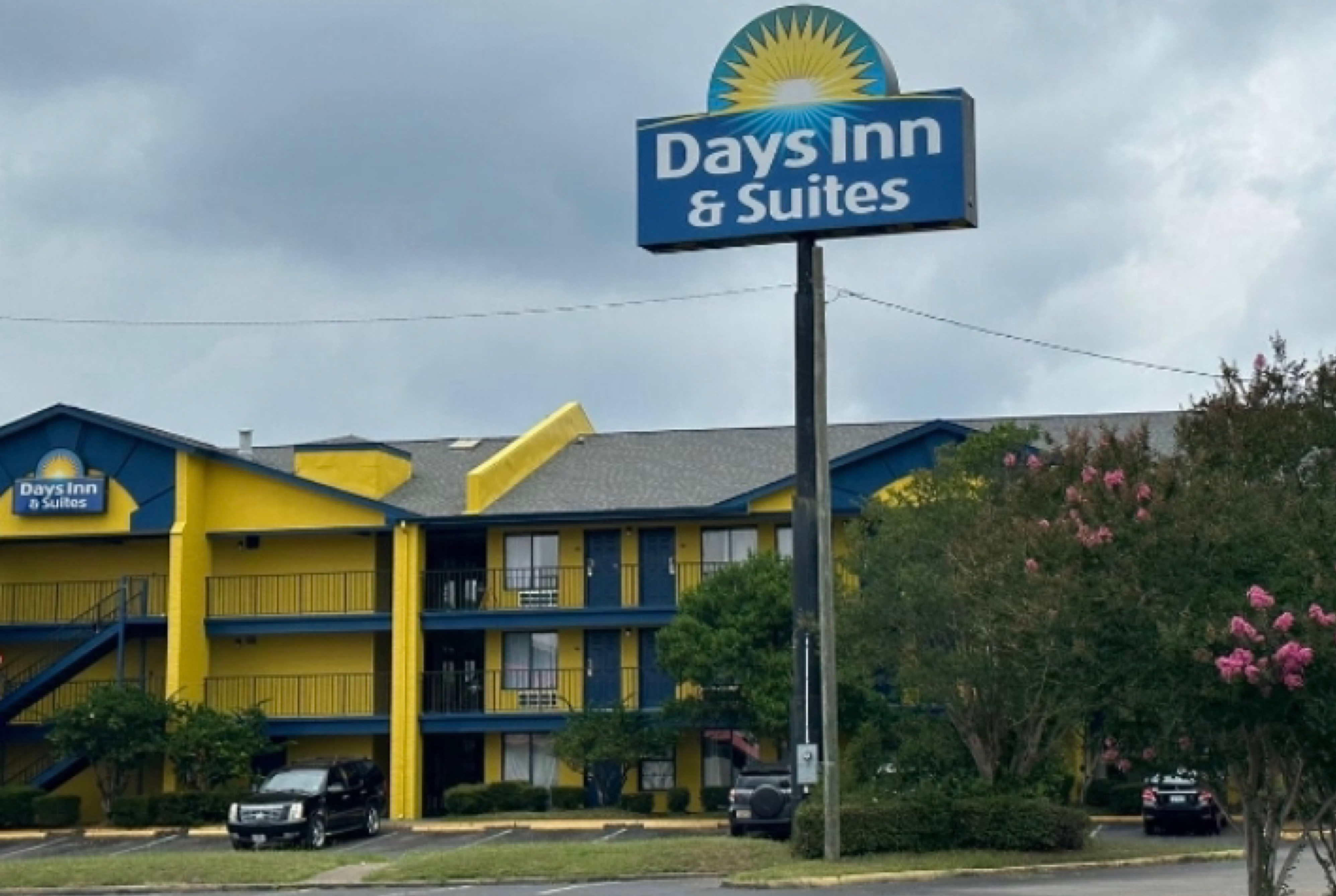 Exterior of Days Inn & Suites by Wyndham Mobile hotel in Mobile, Alabama