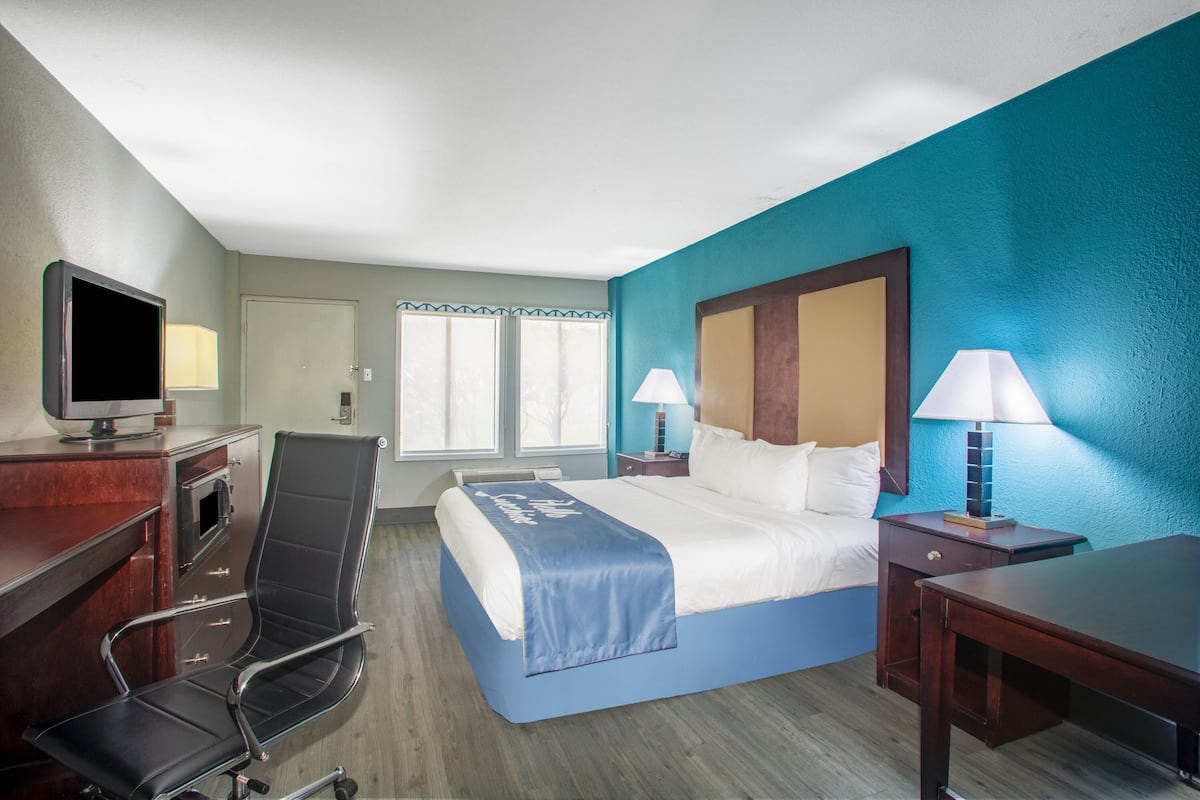 Days Inn by Wyndham Mobile I-65 | Mobile, AL Hotels