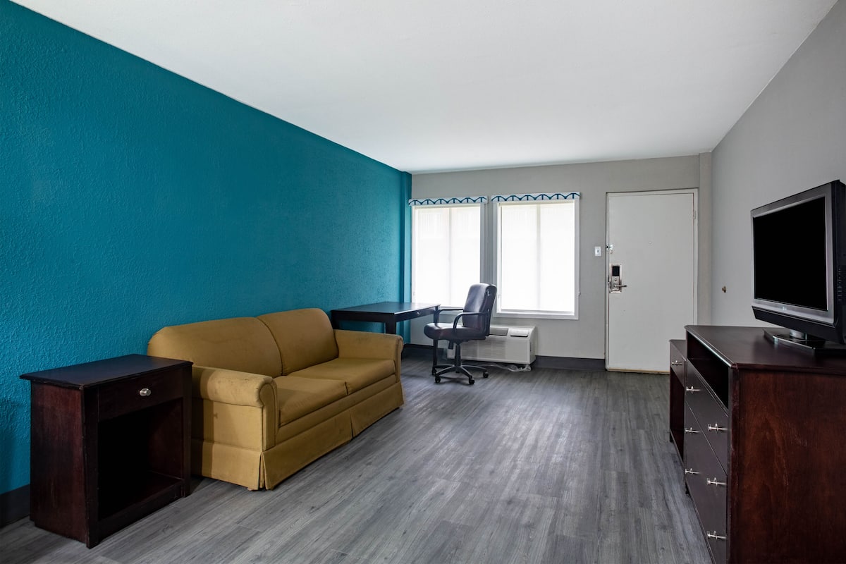Days Inn by Wyndham Mobile I-65 | Mobile, AL Hotels
