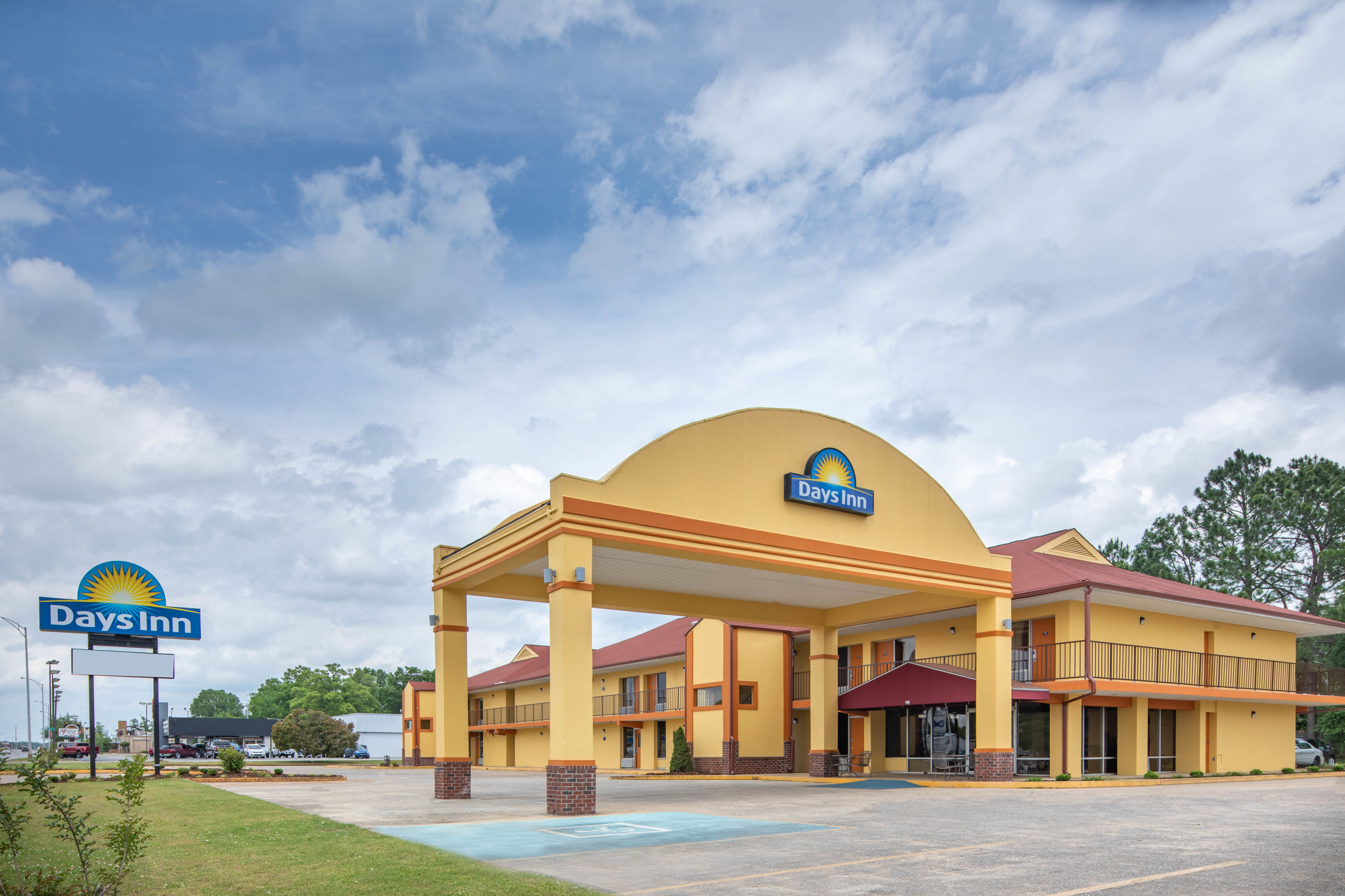 Exterior Day Image of Days Inn by Wyndham Muscle Shoals Florence hotel in Muscle Shoals, Alabama