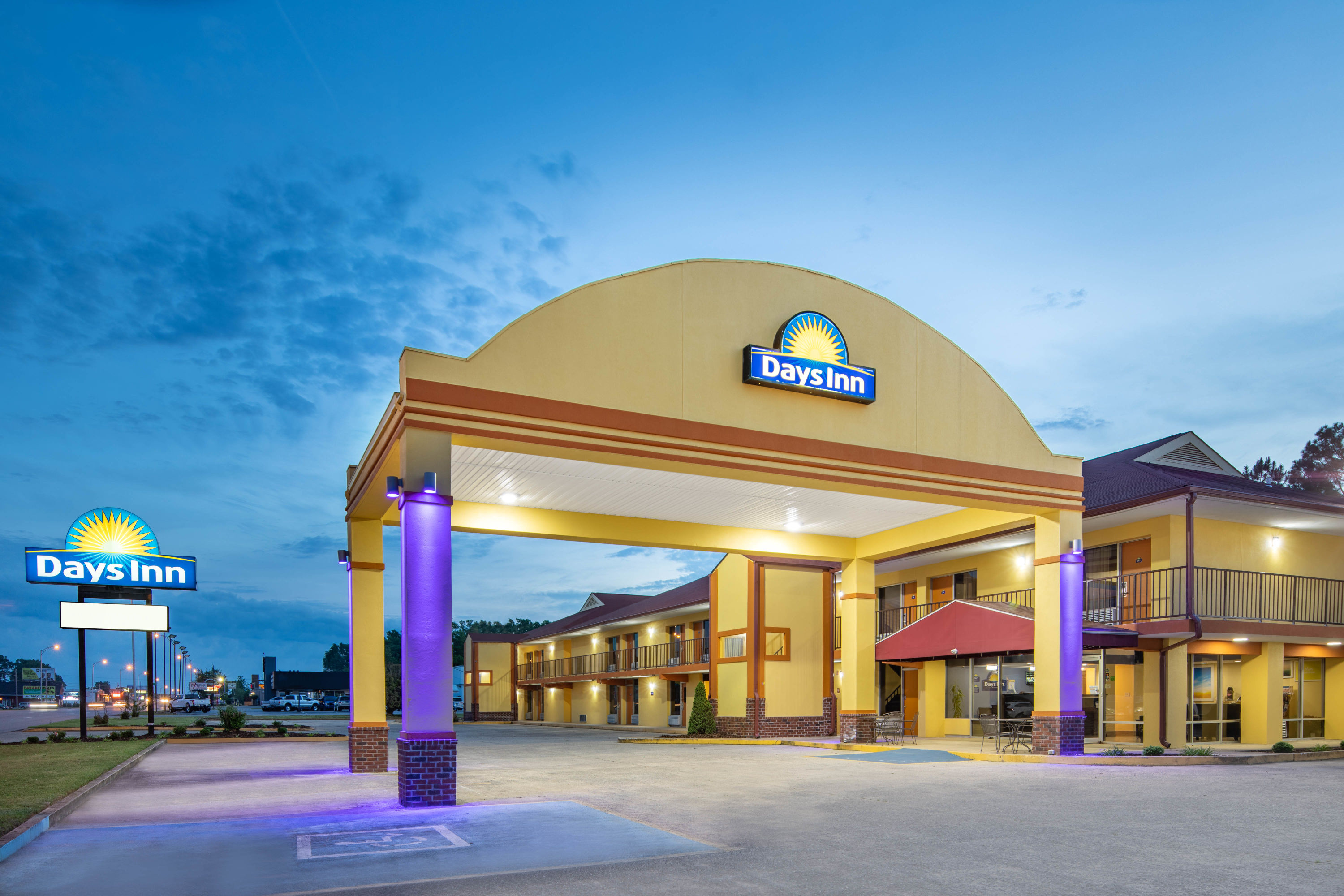 Exterior Dusk Image of Days Inn by Wyndham Muscle Shoals Florence hotel in Muscle Shoals, Alabama