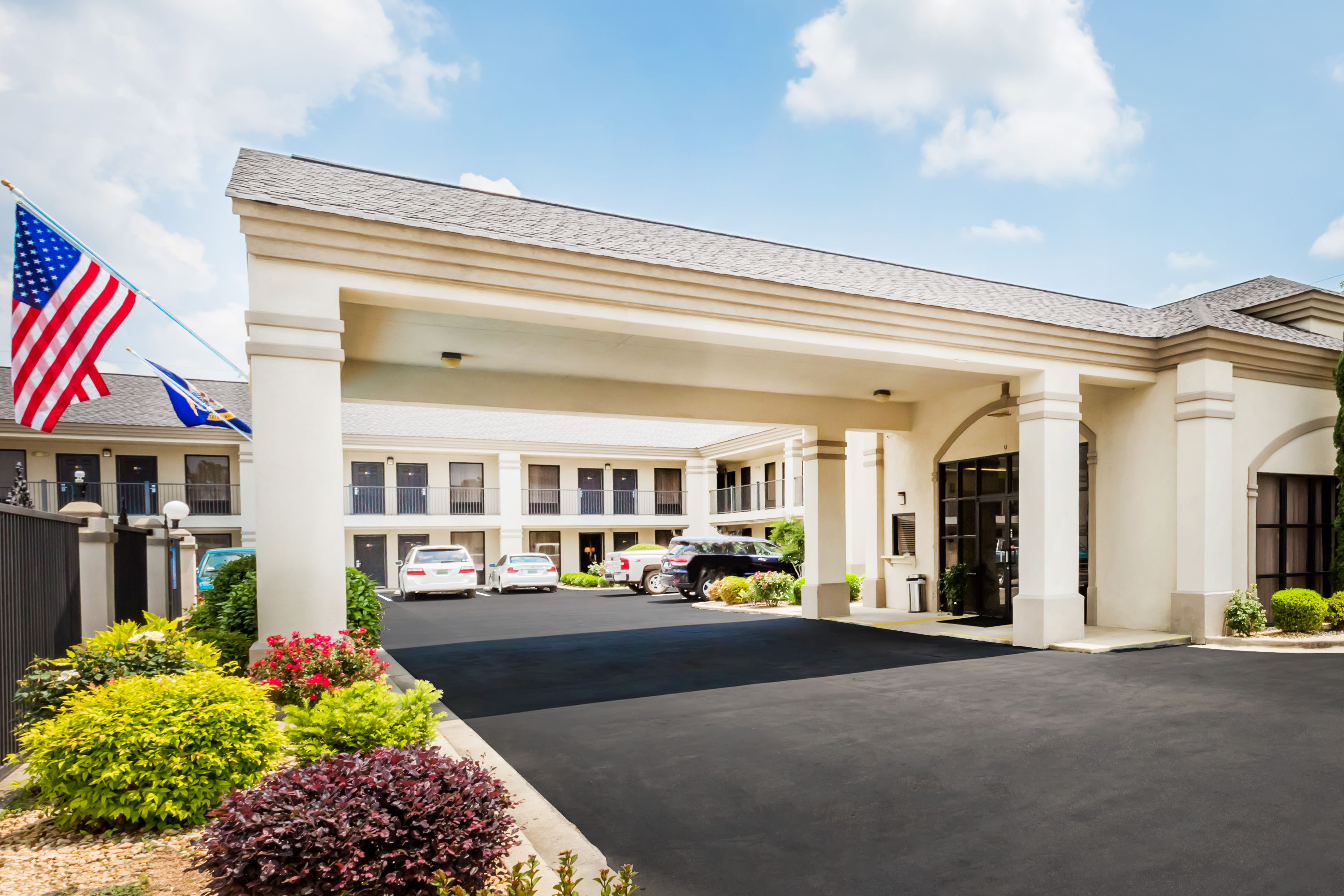 Exterior Day Image of Days Inn by Wyndham Oneonta AL hotel in Oneonta, Alabama