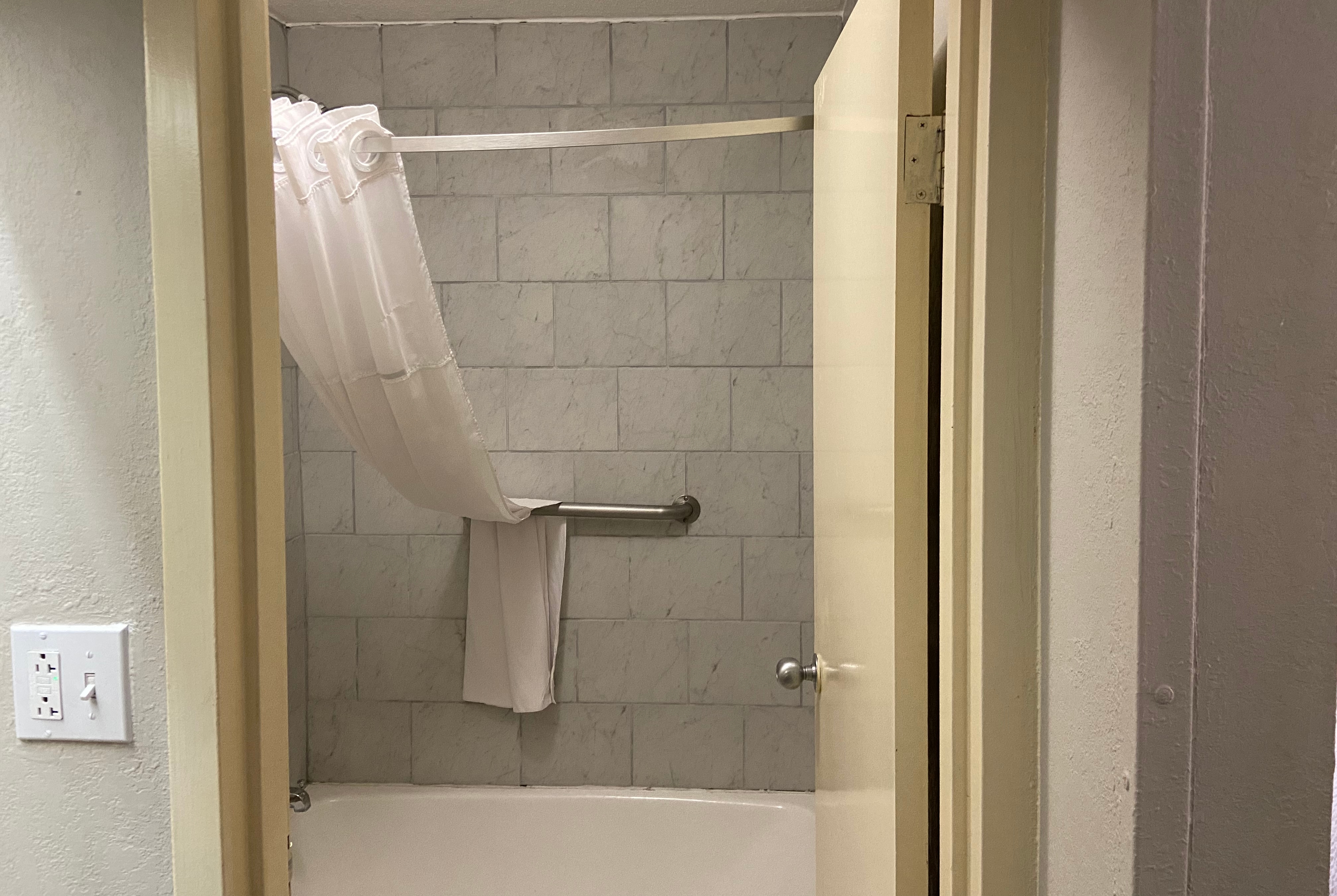Guest room bath at the Days Inn by Wyndham Ozark in Ozark, Alabama