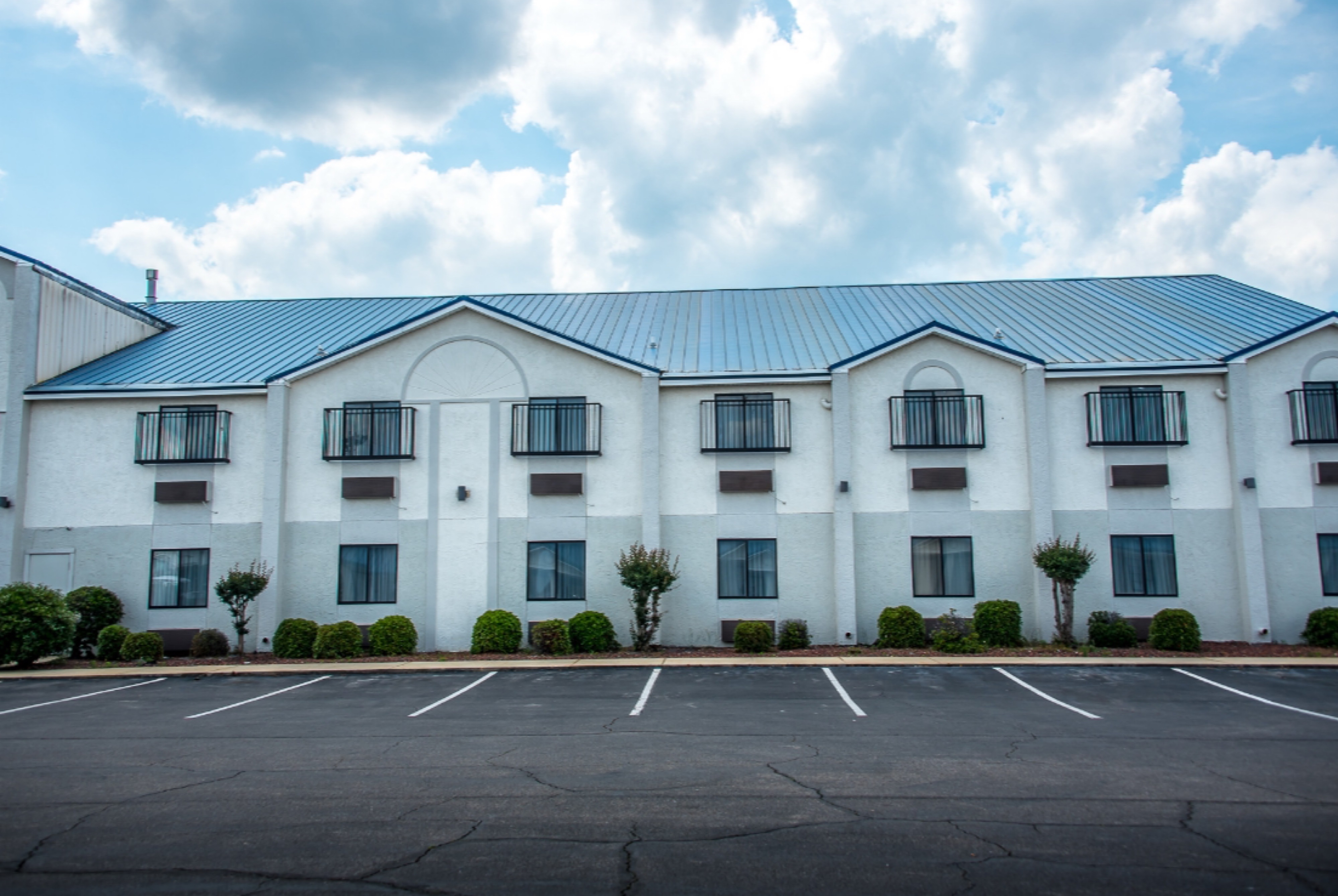 Exterior of Days Inn by Wyndham Troy hotel in Troy, Alabama