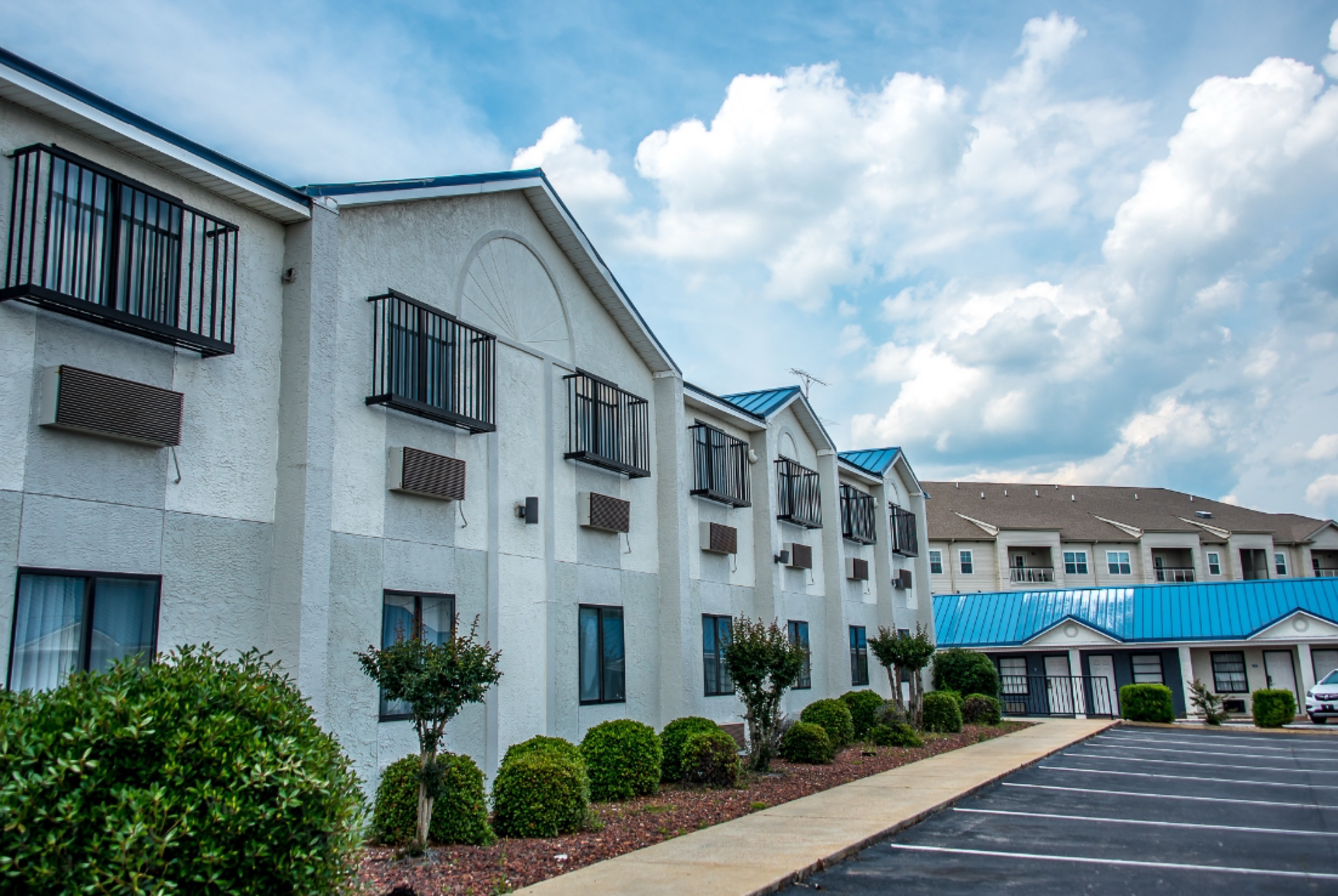 Exterior of Days Inn by Wyndham Troy hotel in Troy, Alabama