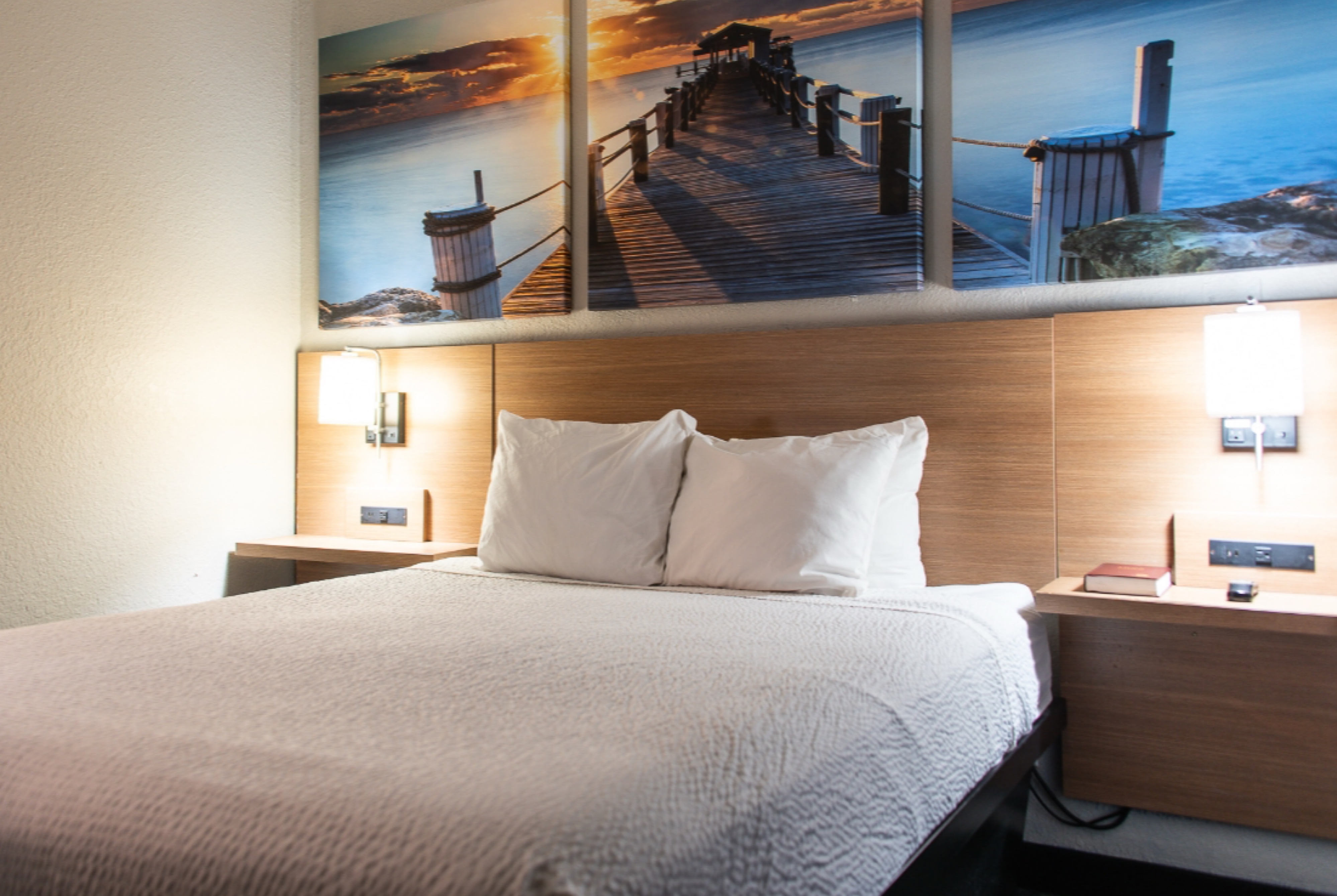 Guest room at the Days Inn by Wyndham Troy in Troy, Alabama