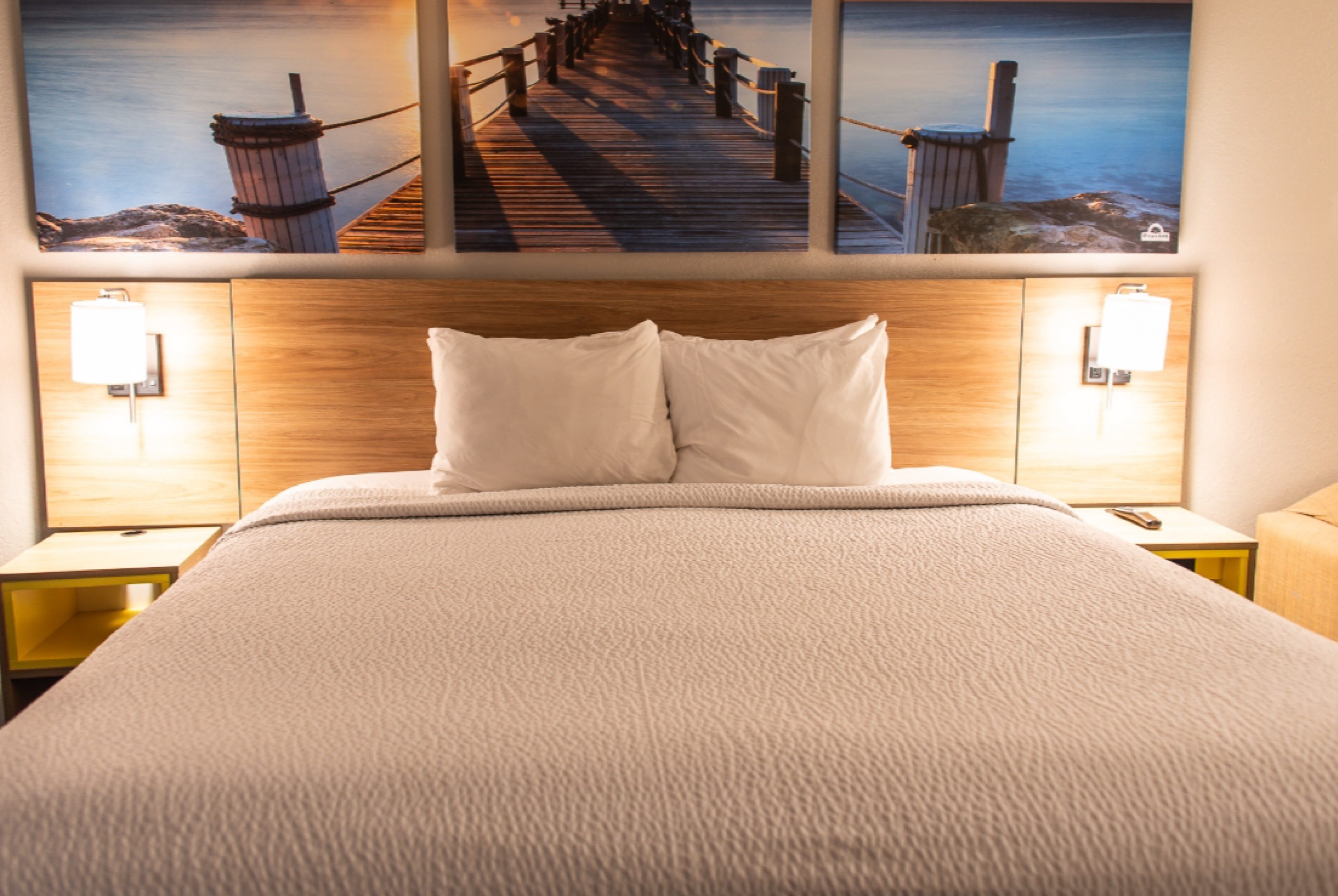 Guest room at the Days Inn by Wyndham Troy in Troy, Alabama