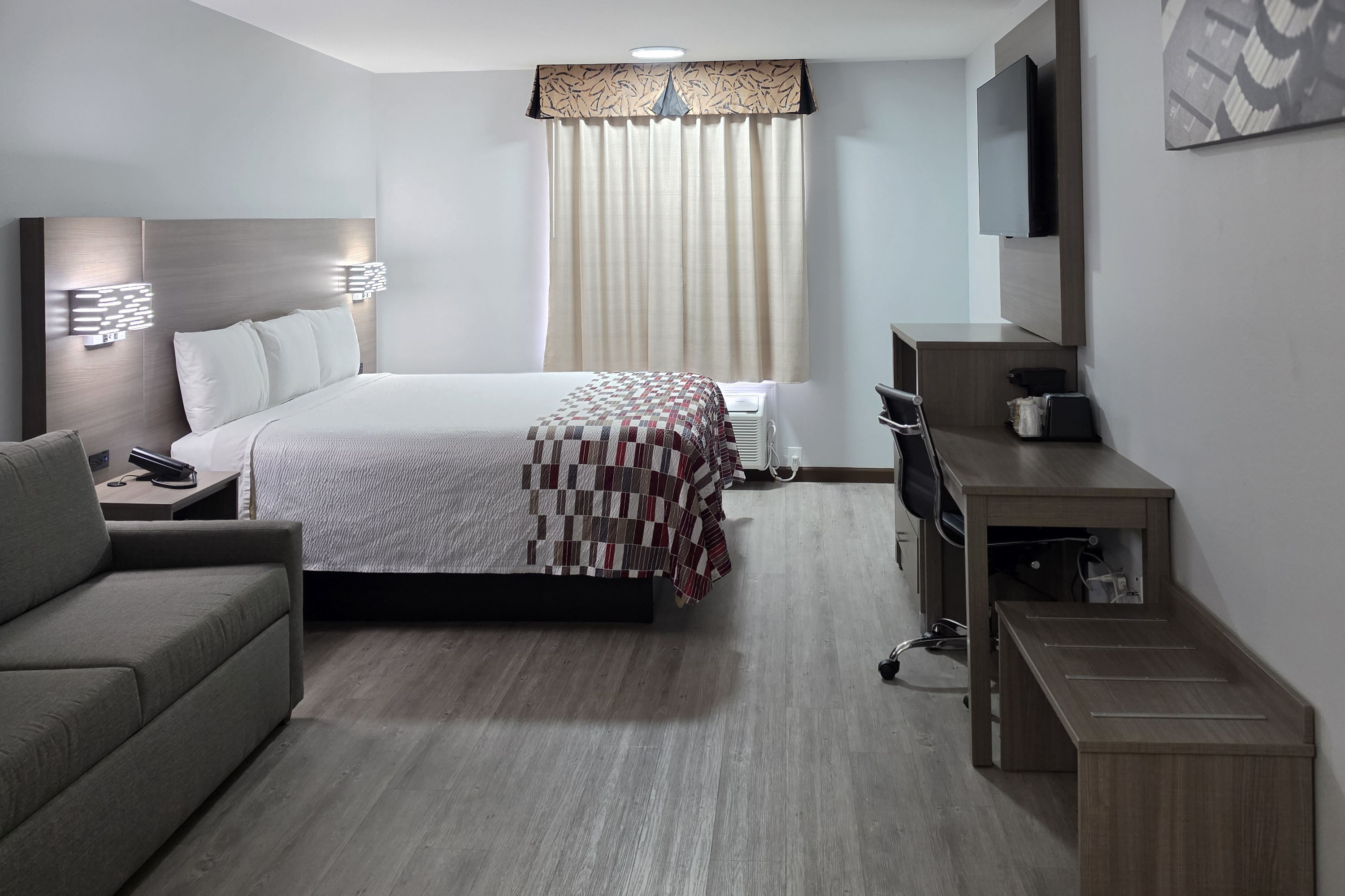 Guest room at the Days Inn by Wyndham Camden AR in Camden, Arkansas