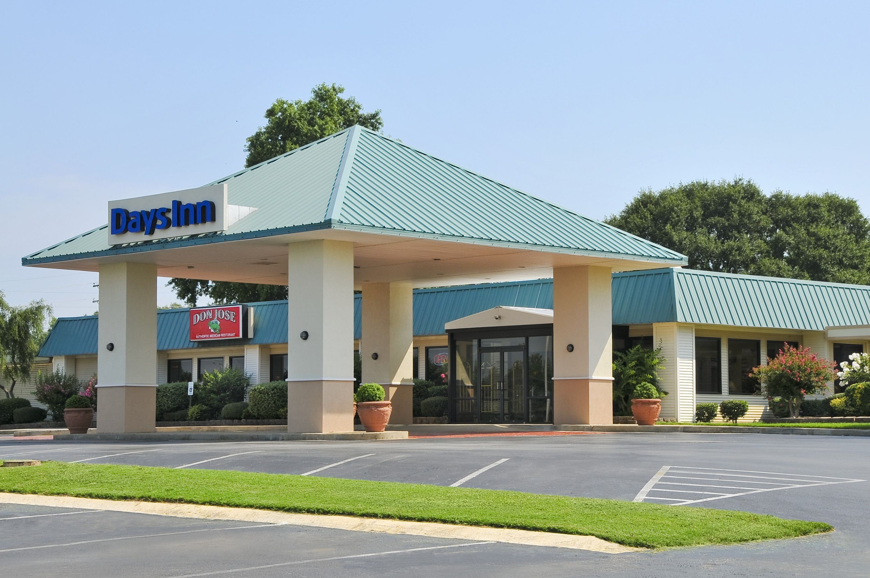 Exterior of Days Inn by Wyndham Forrest City hotel in Forrest City, Arkansas