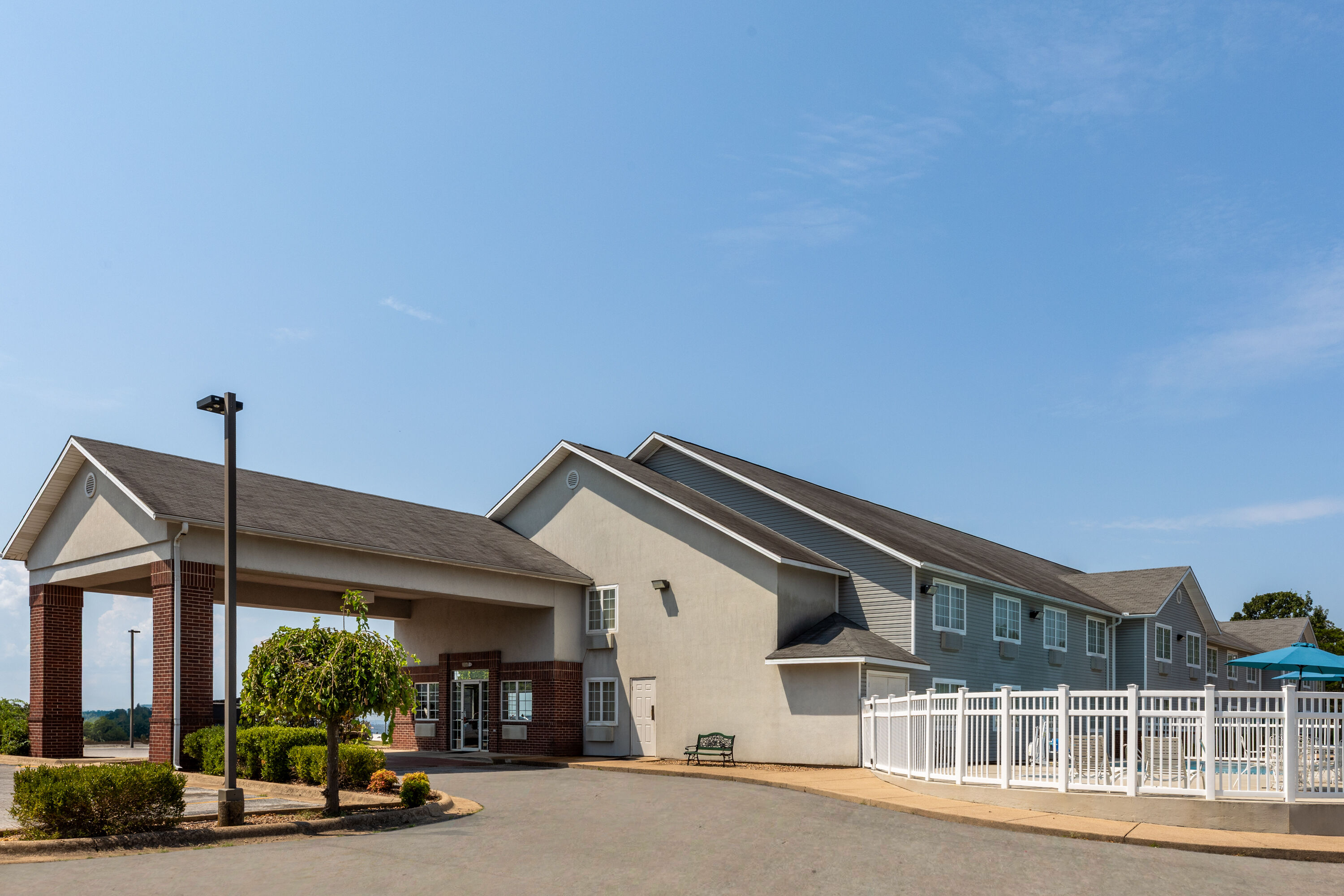 Exterior Day Image of Days Inn by Wyndham Mountain Home hotel in Mountain Home, Arkansas