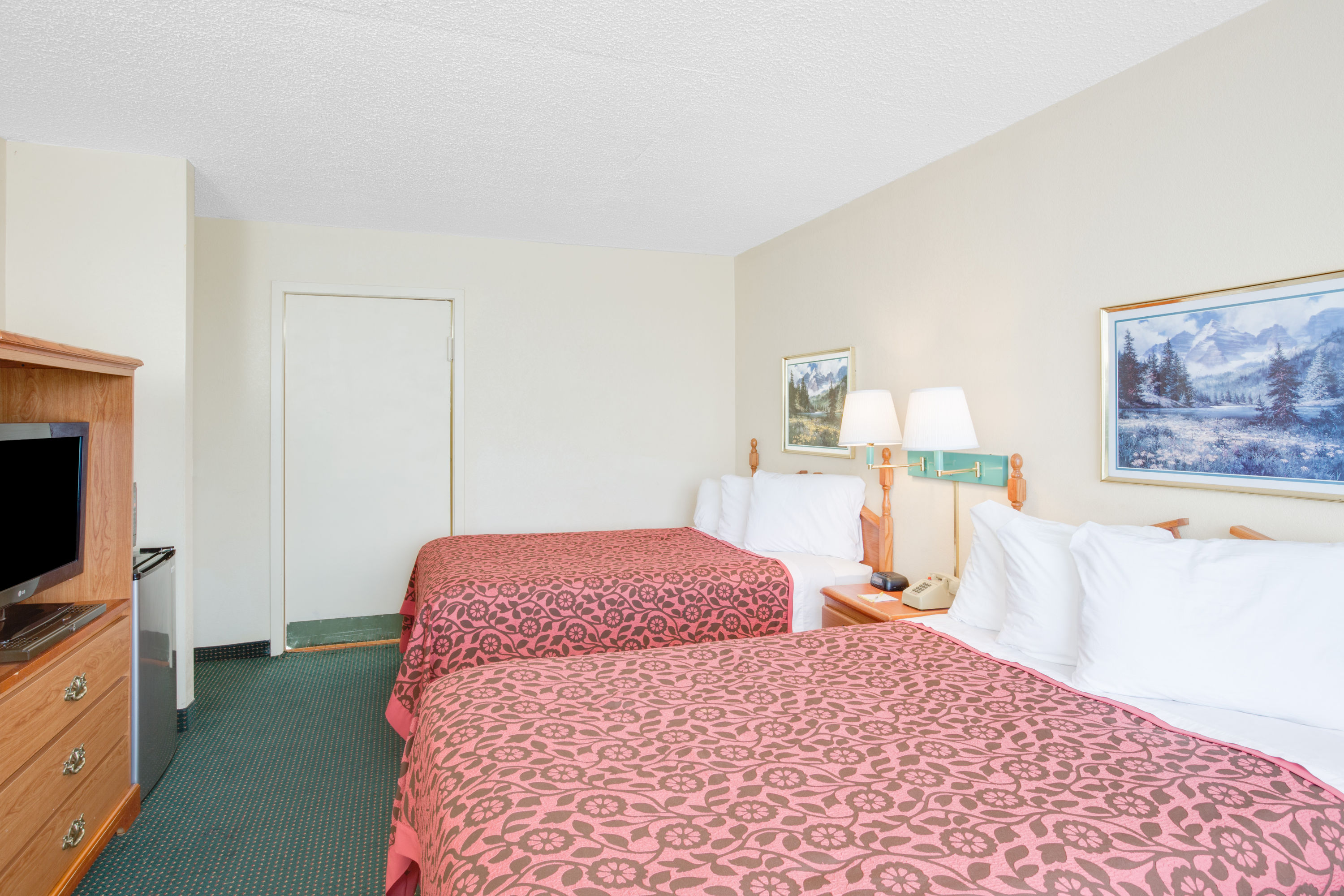 Guest room at the Days Inn by Wyndham Newport in Newport, Arkansas