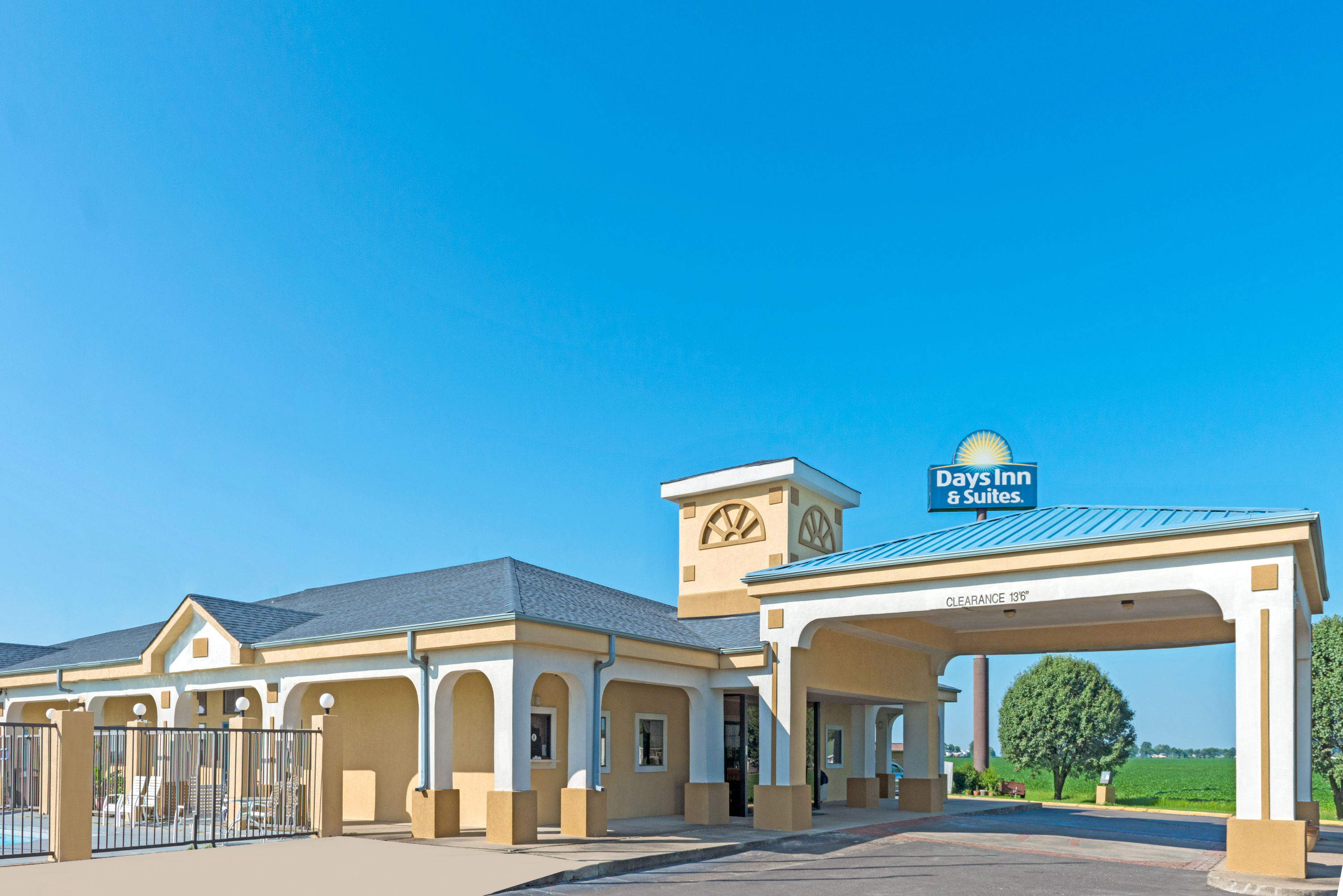 Exterior of Days Inn & Suites by Wyndham Osceola AR hotel in Osceola, Arkansas