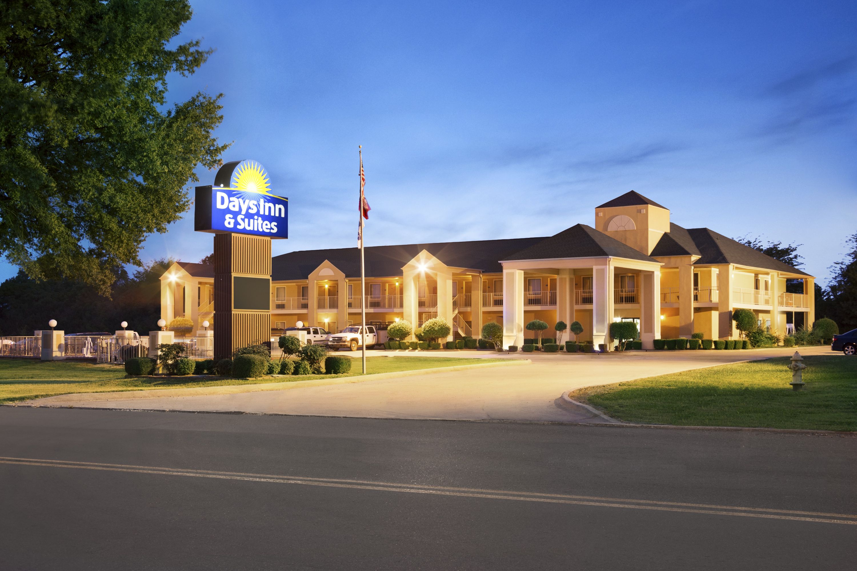 Exterior of Days Inn & Suites by Wyndham Stuttgart hotel in Stuttgart, Arkansas