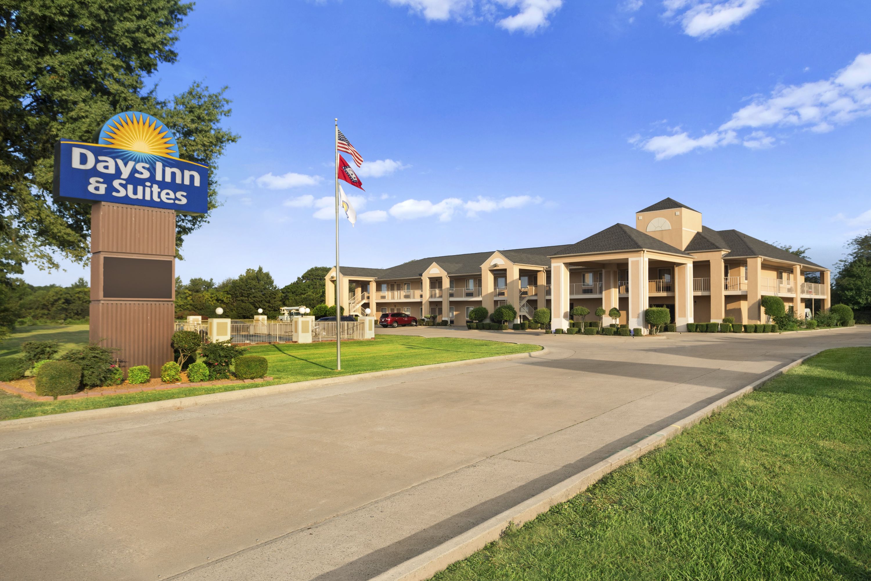 Exterior of Days Inn & Suites by Wyndham Stuttgart hotel in Stuttgart, Arkansas