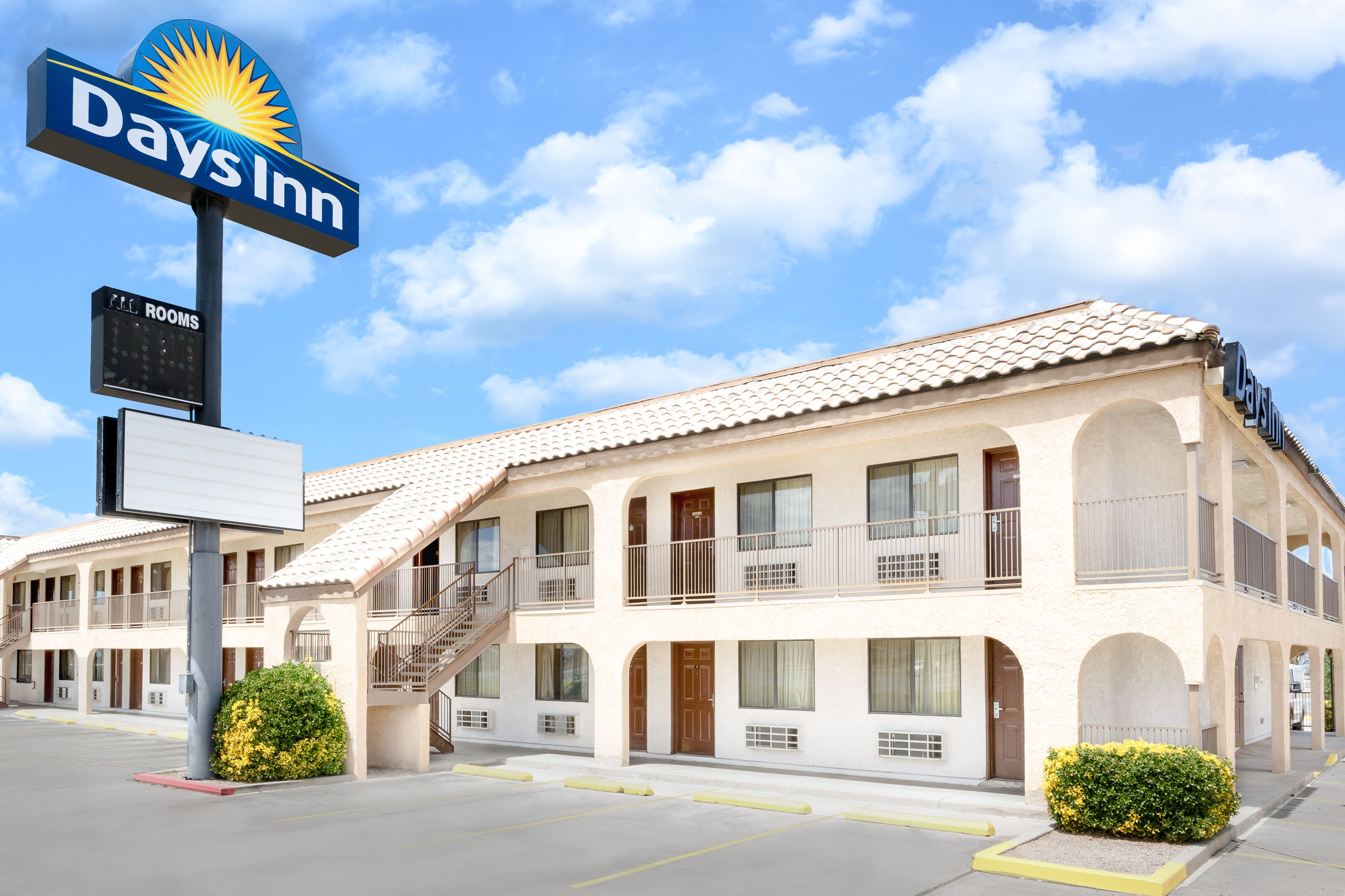 Exterior Day Image of Days Inn by Wyndham Kingman East hotel in Kingman, Arizona