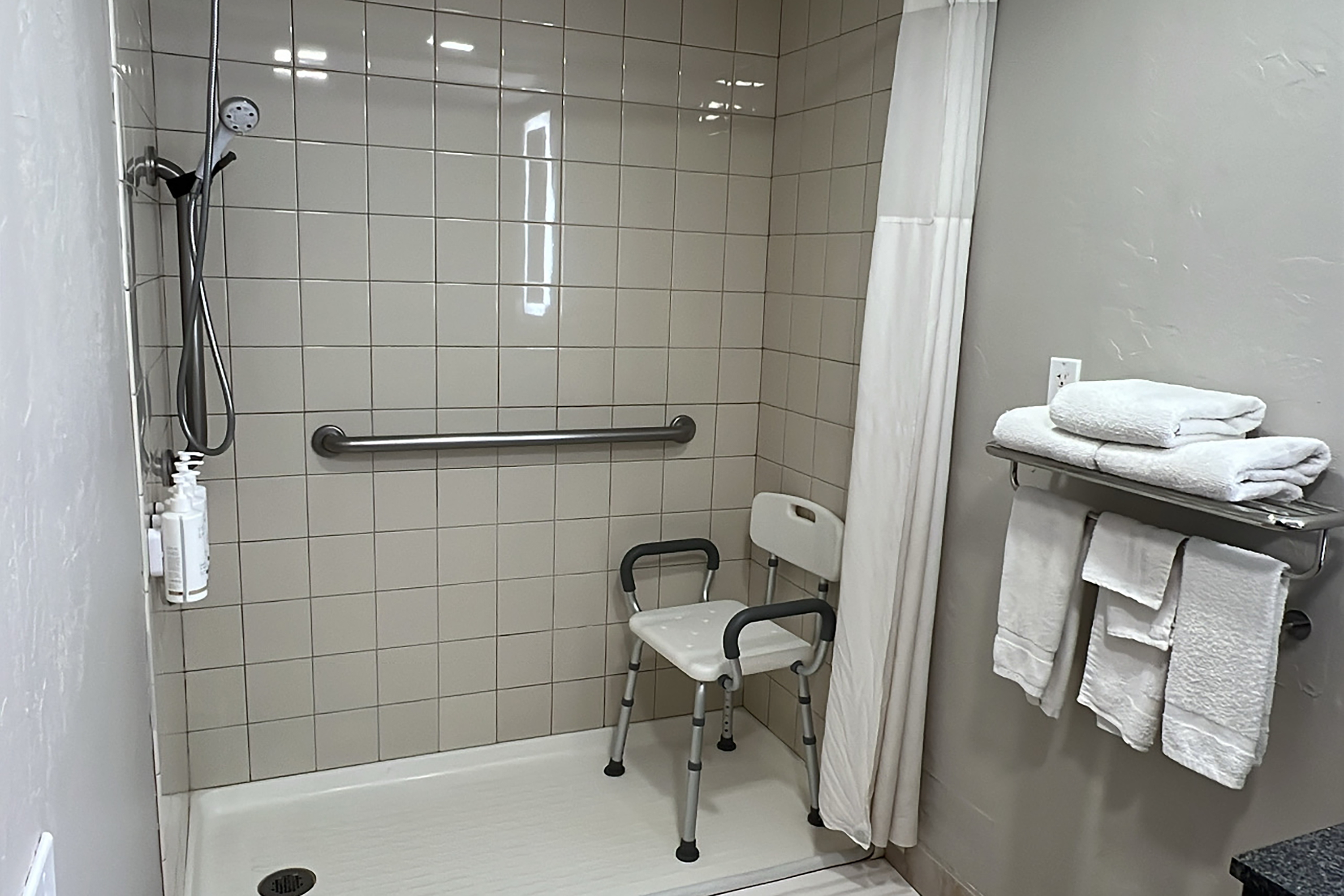 Guest room bath at the Days Inn by Wyndham Payson in Payson, Arizona