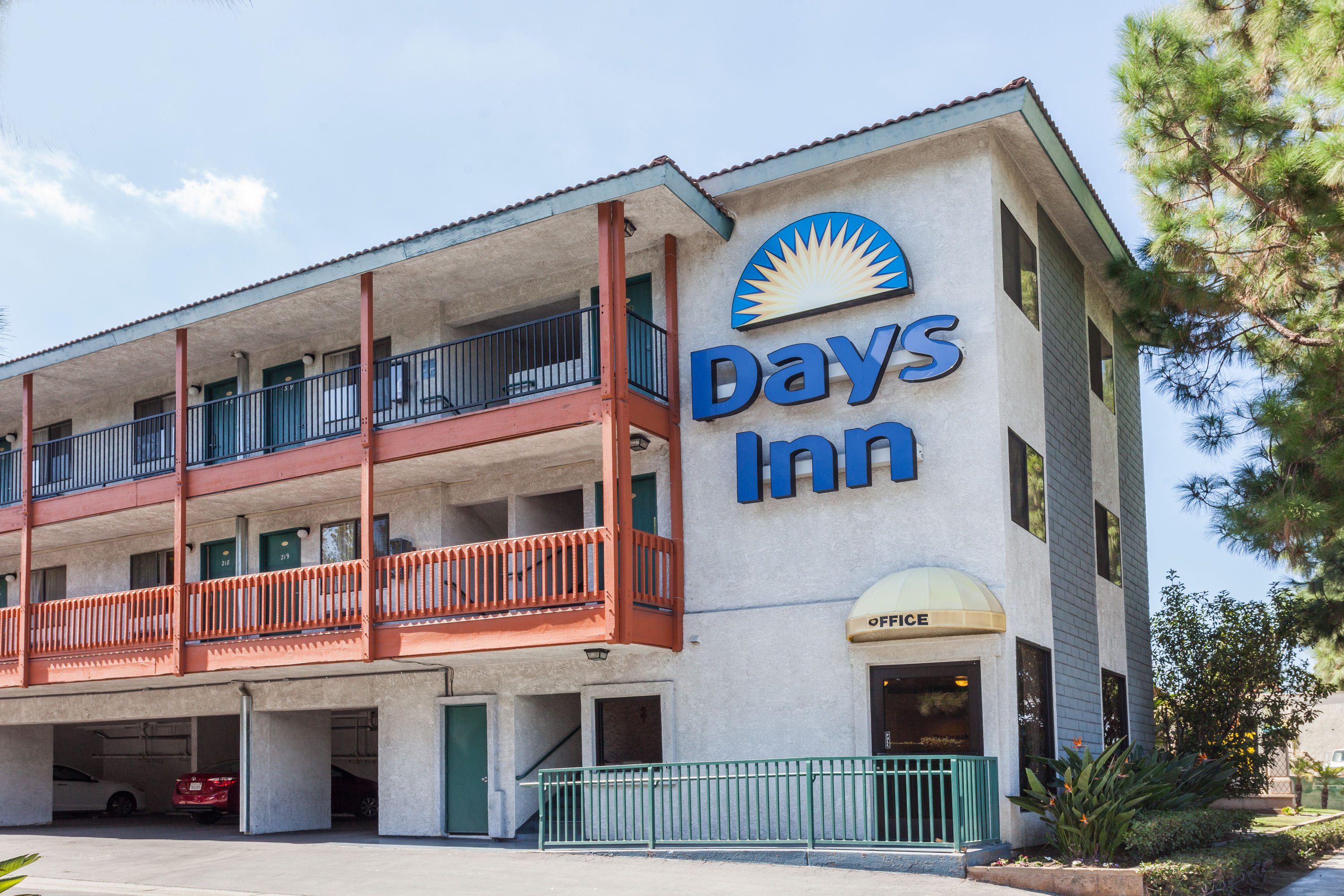Days Inn By Wyndham Anaheim West Anaheim Ca Hotels