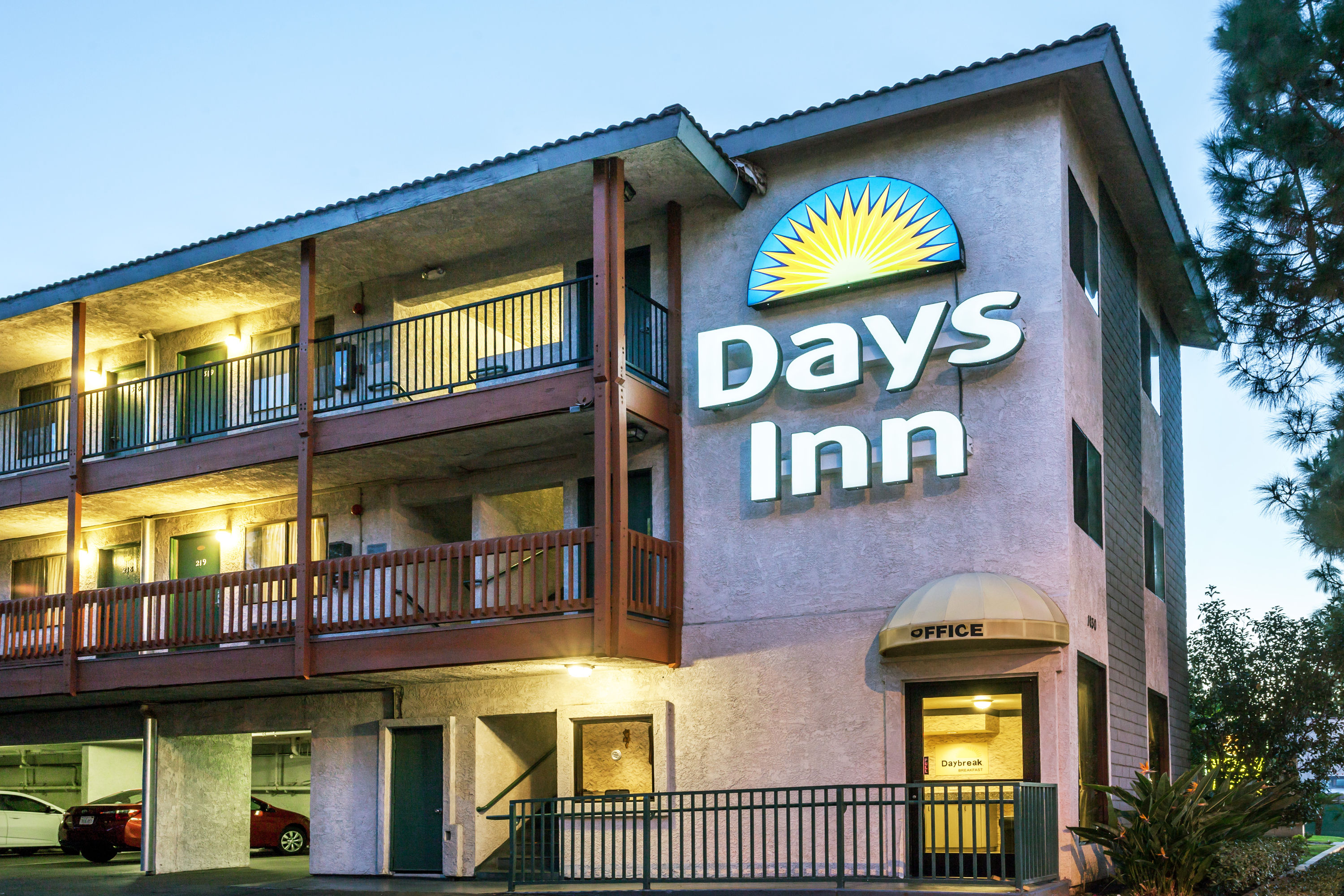 Days Inn By Wyndham Anaheim West Anaheim Ca Hotels