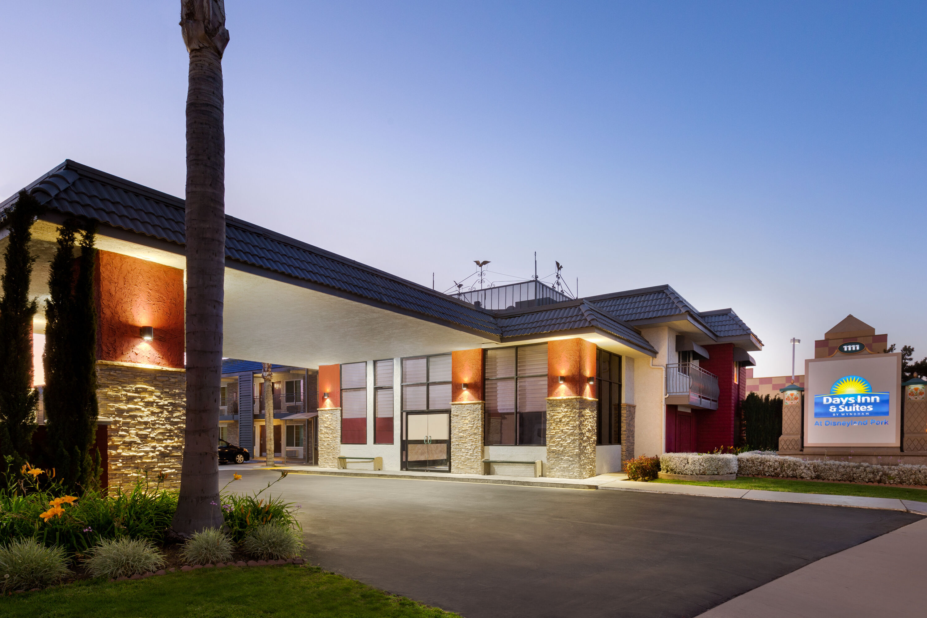 Days inn suites by wyndham anaheim at disneyland park anaheim ca