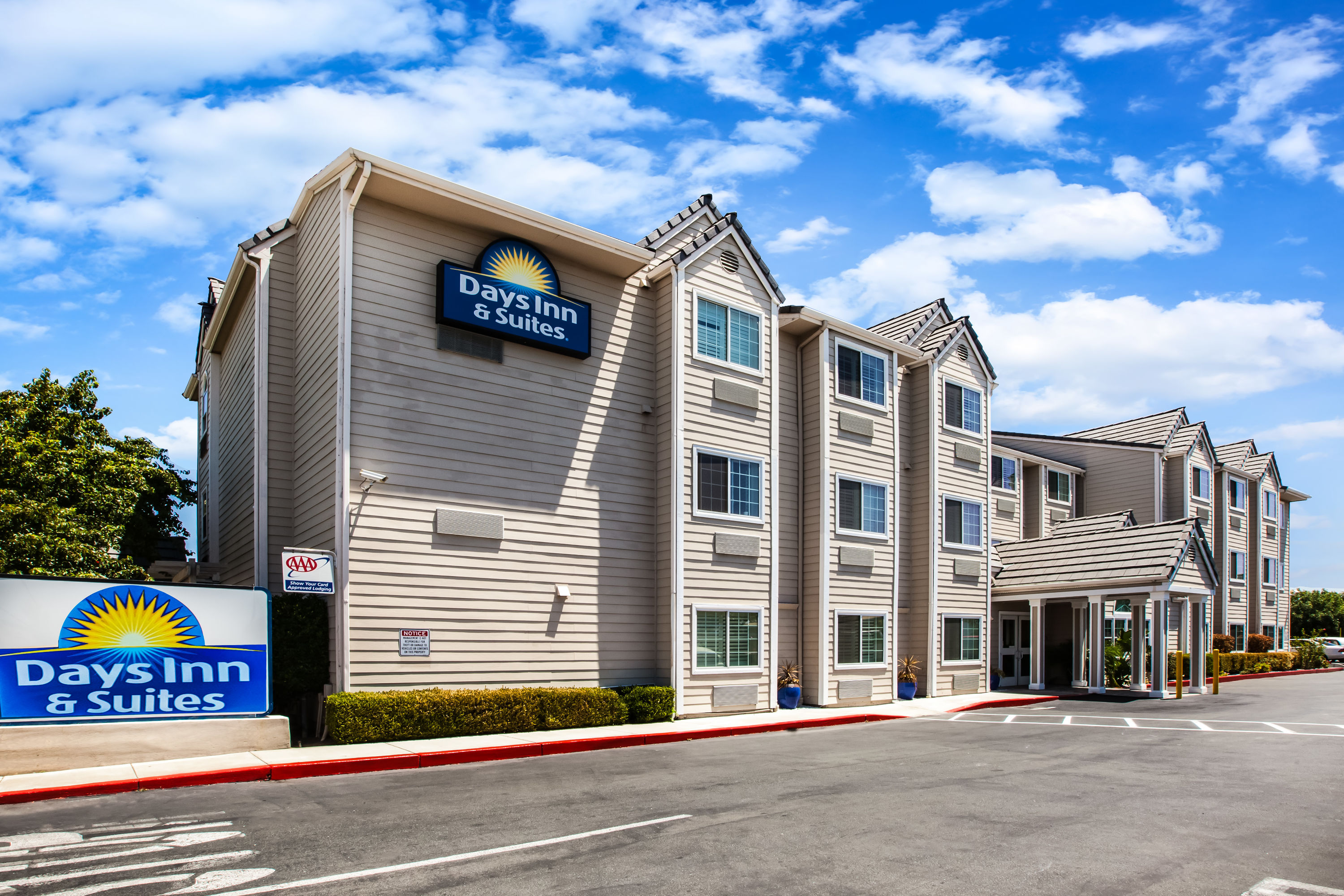 Exterior Day Image of Days Inn & Suites by Wyndham Antioch hotel in Antioch, California